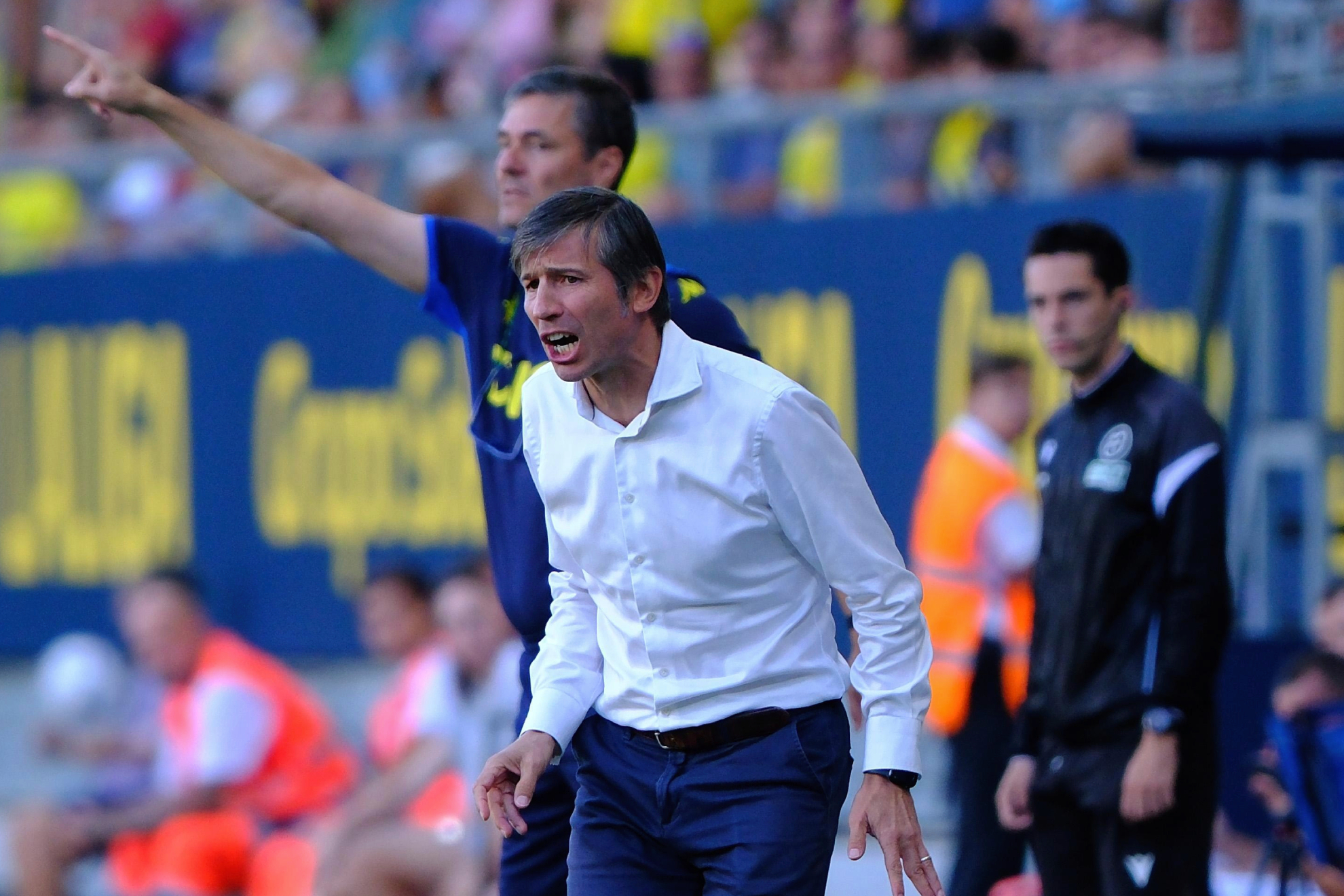 Celades da indicaciones a sus jugadores. LALIGA