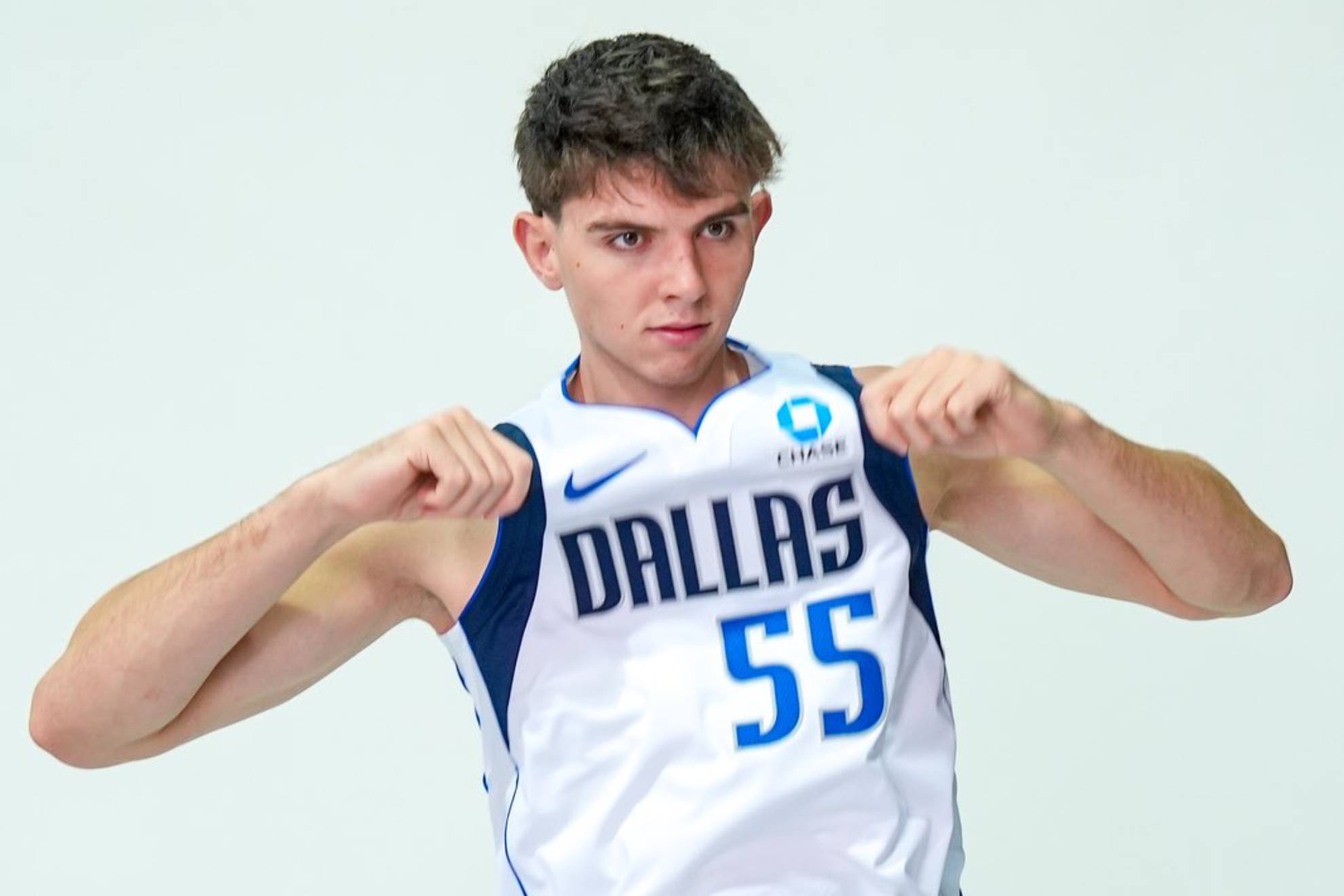 Sergio De Larrea, en la sesión oficial de fotos de los Mavericks. @dallasmavs