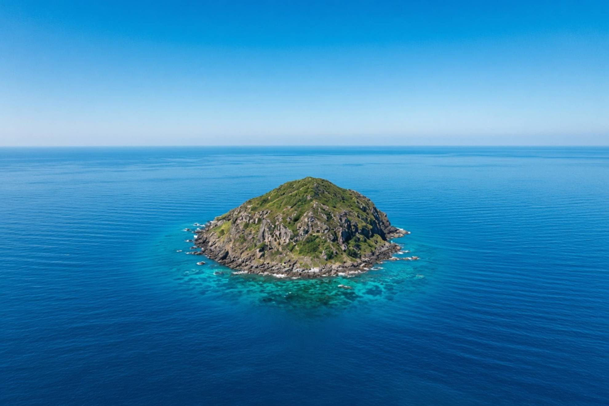 Isla rodeada de agua. Creada con IA.