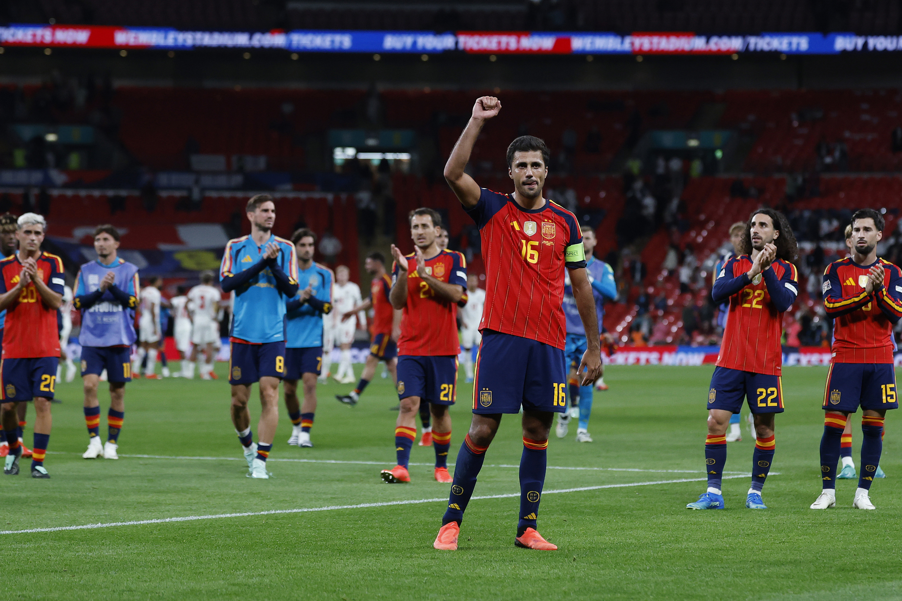 Los jugadores de la selección española agradecen a la afición el apoyo en la victoria en Wembley. Chema Rey