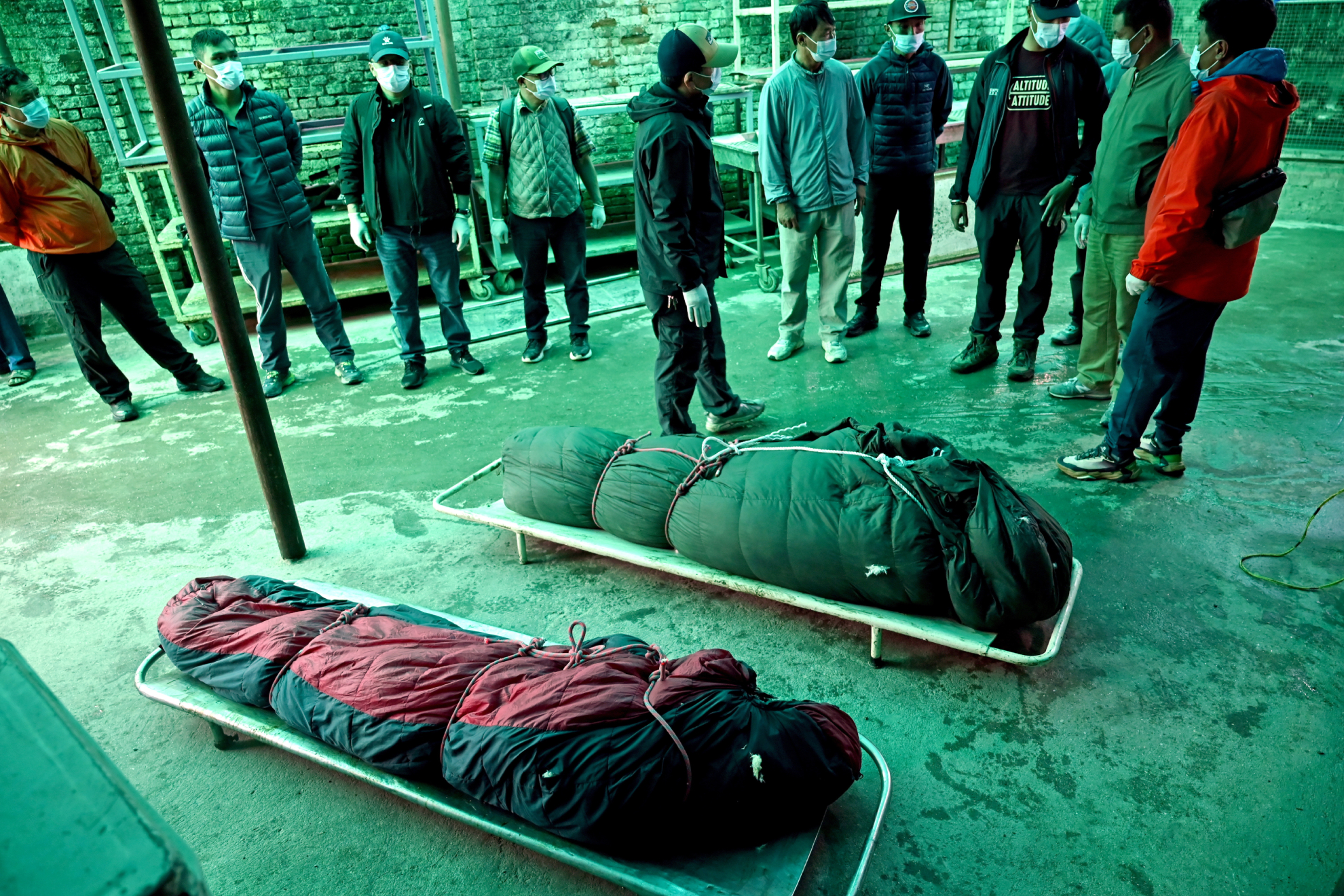 Amigos y familiares durante la llegada de los cuerpos de dos víctimas de la avalancha al Hospital Universitario Tribhuvan de Katmandú, Nepal. EFE