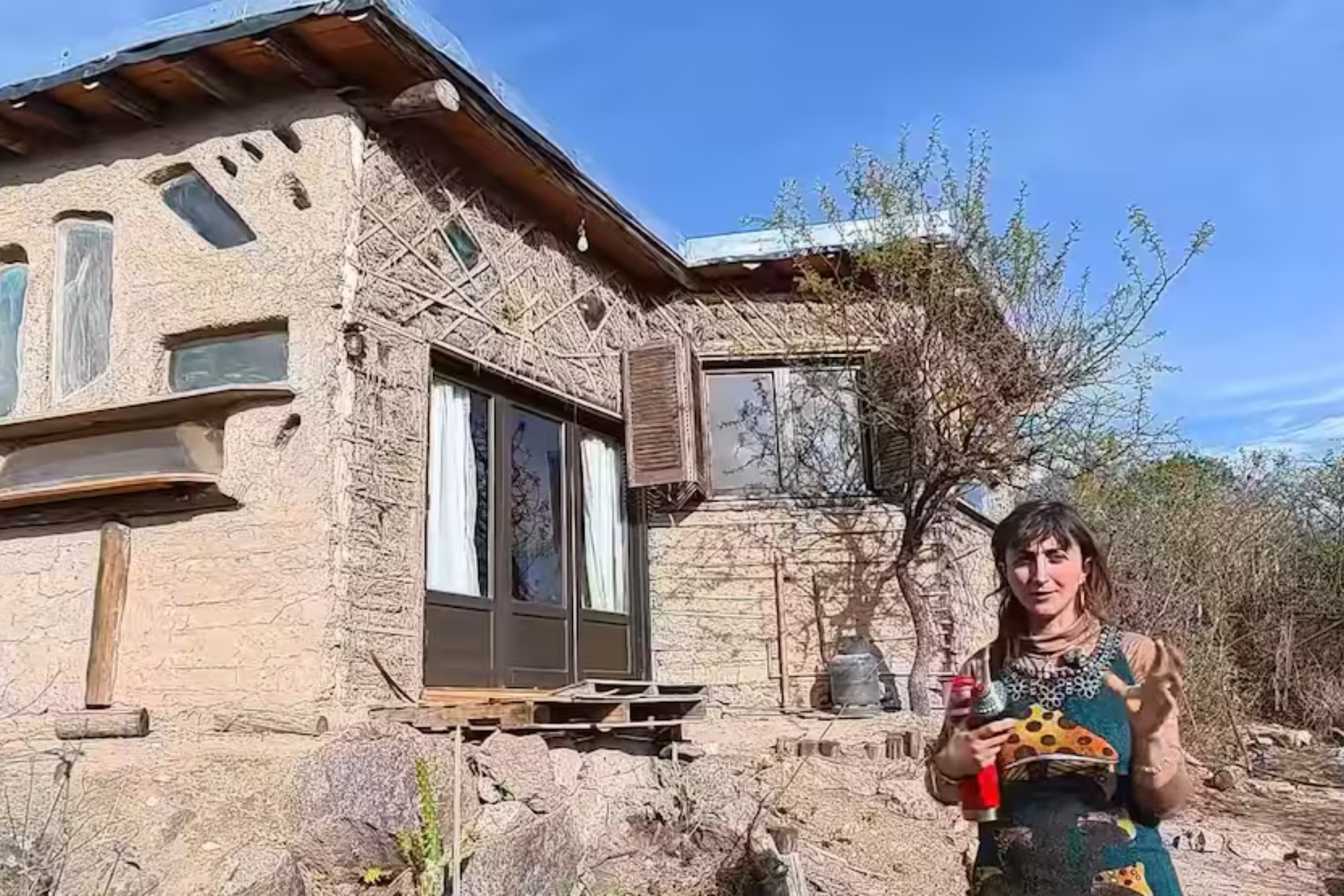 Mariana junto a la casa que ella misma ha construido