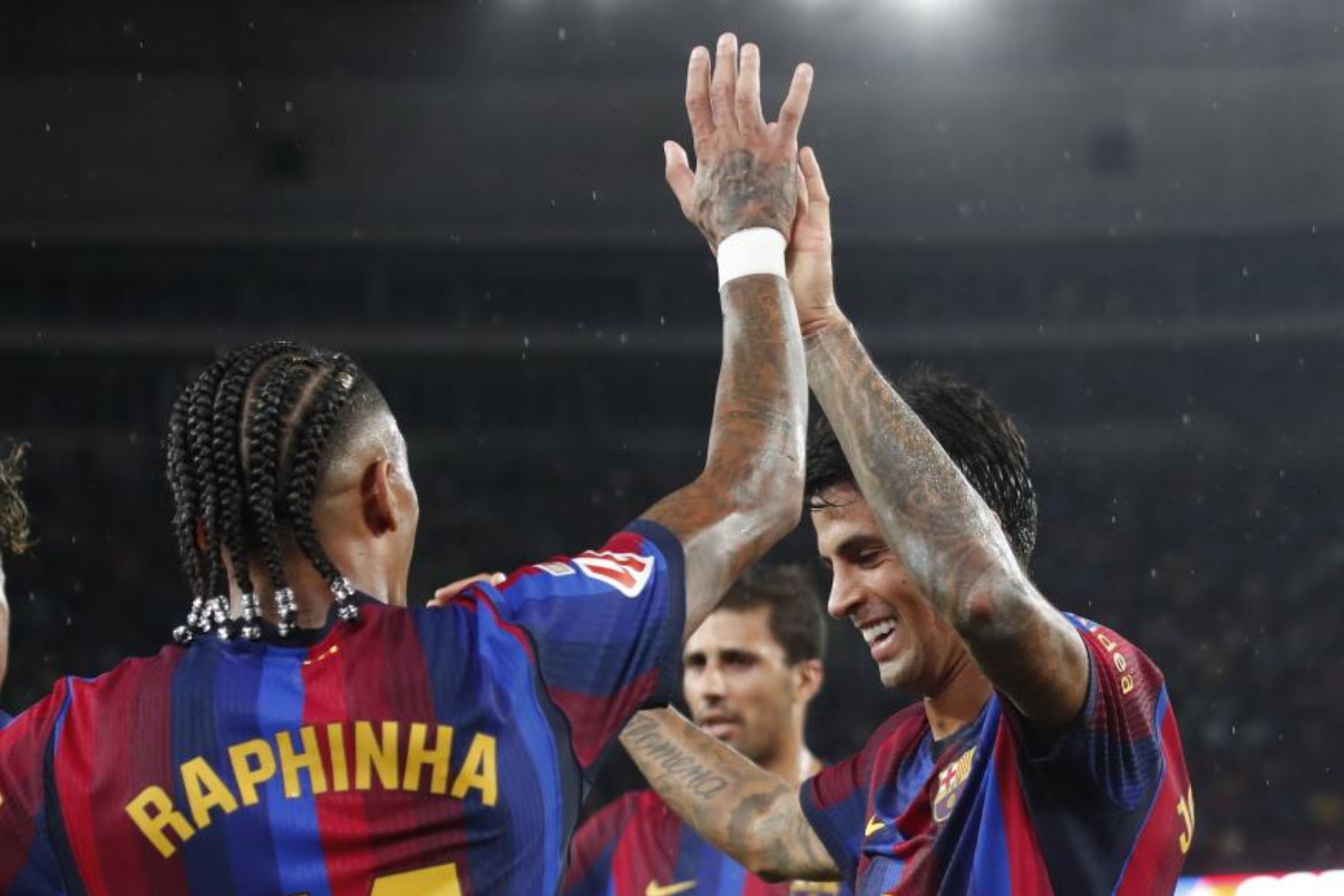 Raphinha y Cancelo celebran un gol. FRANCESC ADELANTADO