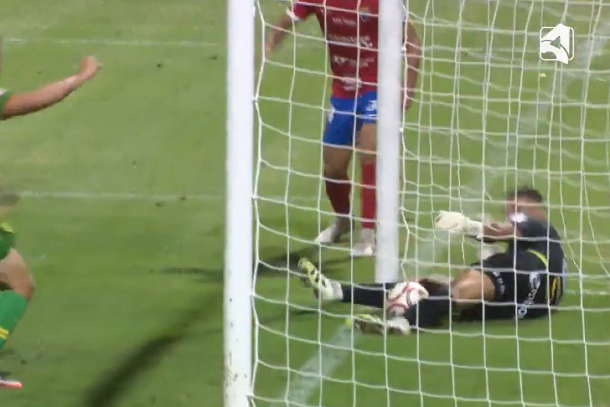 El árbitro no concedió el gol de Juárez que hubiera supuesto el triunfo oscense
