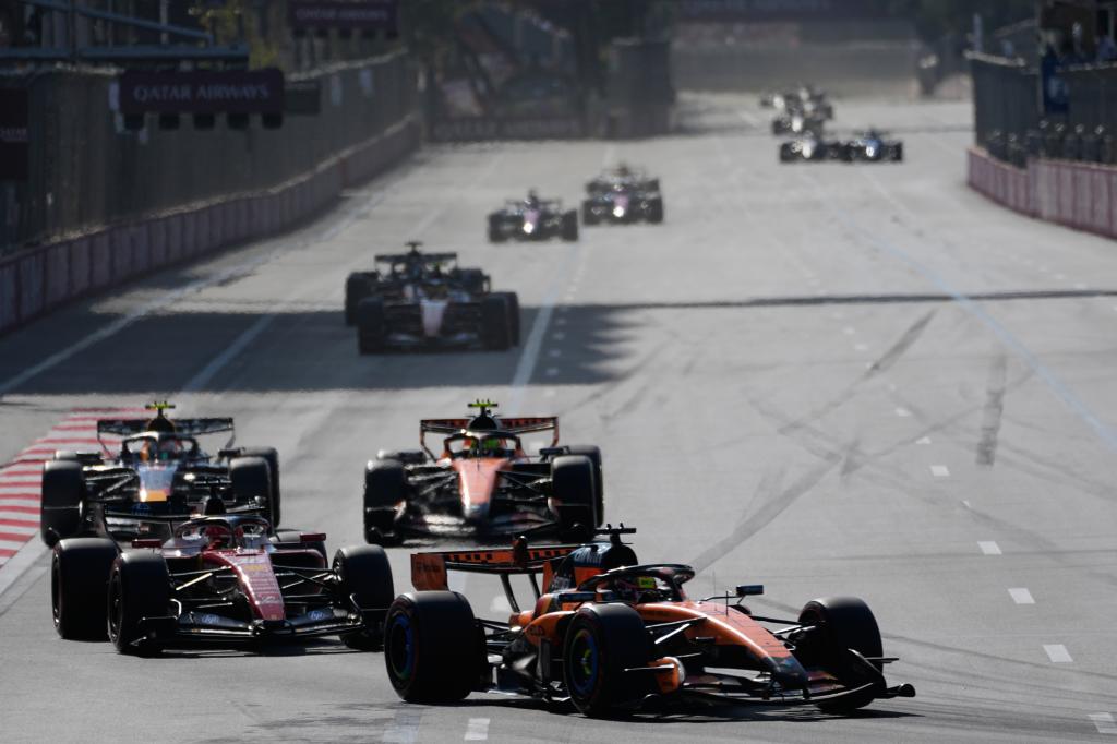 Leclerc, presionado por Hadjar y Norris en el inicio en Bakú y ya superado por Piastri. LAPRESSE