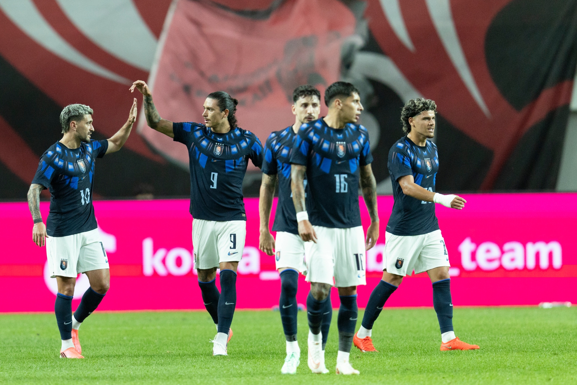 Los jugadores de Uruguay celebran un gol ante Corea. EFE.