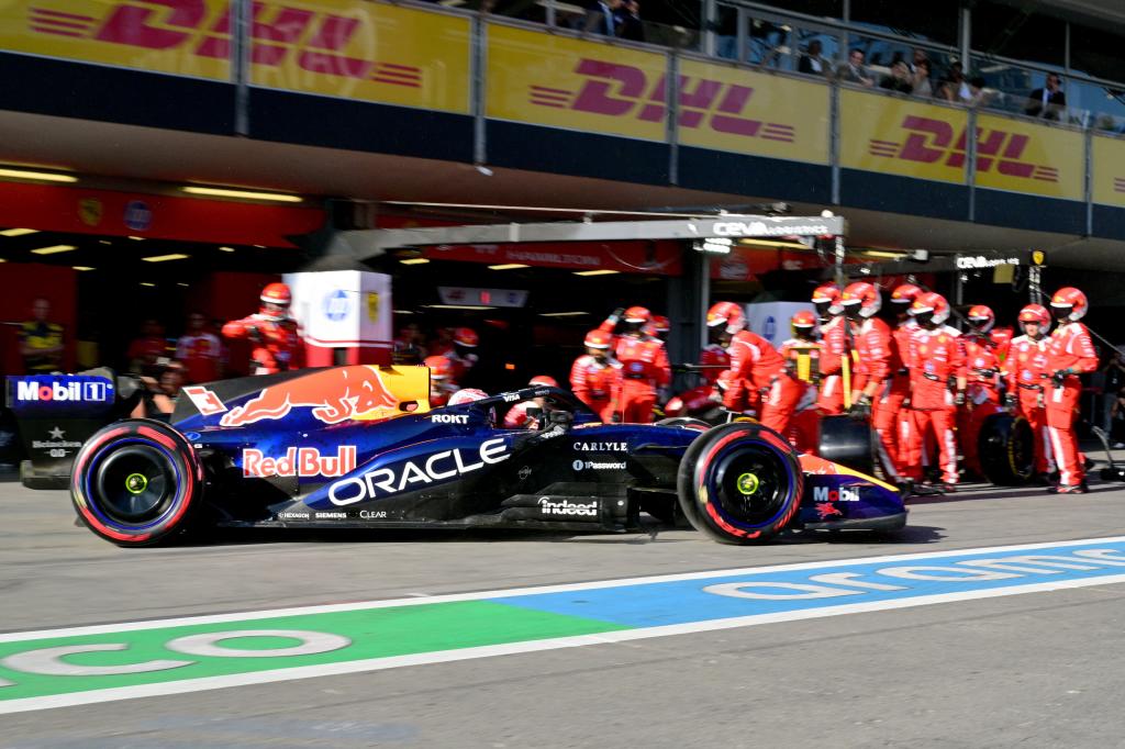 Verstappen, colocando su juego de blandos para la parte final de la carrera en Bakú. LAPRESSE