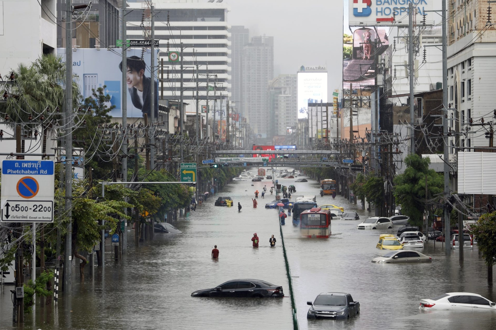 Condenado a prisión un joven por usar una moto de agua en las calles inundadas de Bangkok EFE