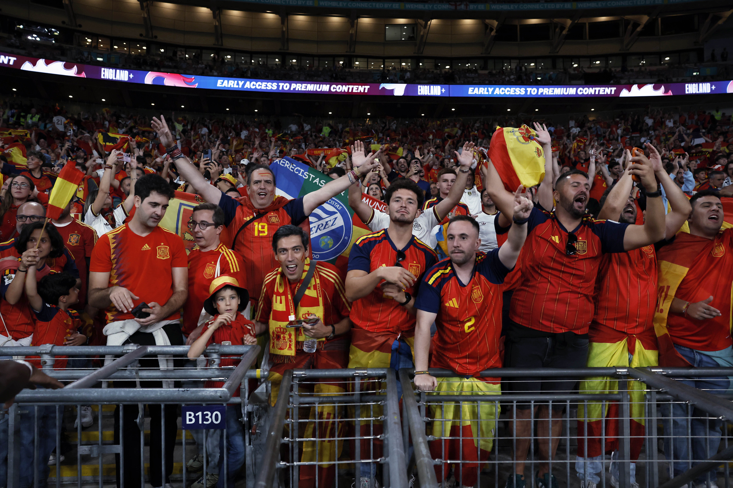 Aficionados españoles en el estadio de Wembley para seguir el Inglaterra-España. Chema Rey