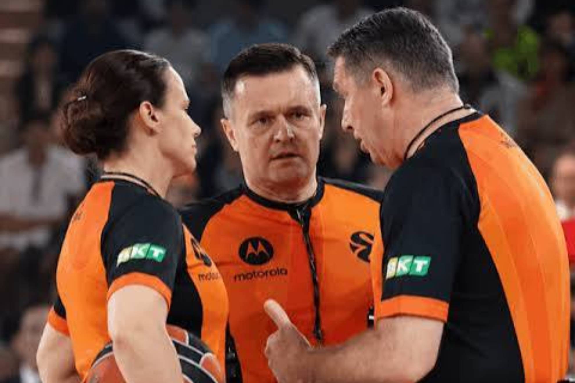 Tres árbitros de Euroliga hablan durante un encuentro.