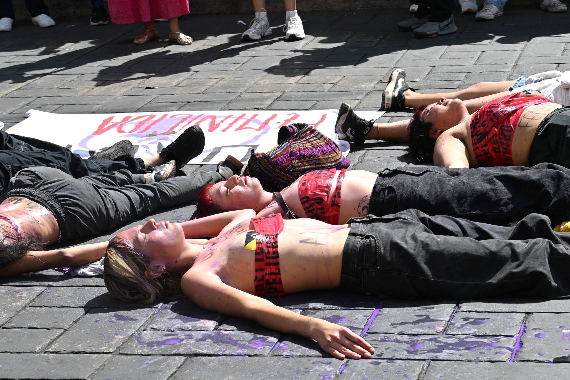 En la imagen, estudiantes mexicanas protestan en el estado de Morelos por el crimen de Claudia Tacoronte. EFE