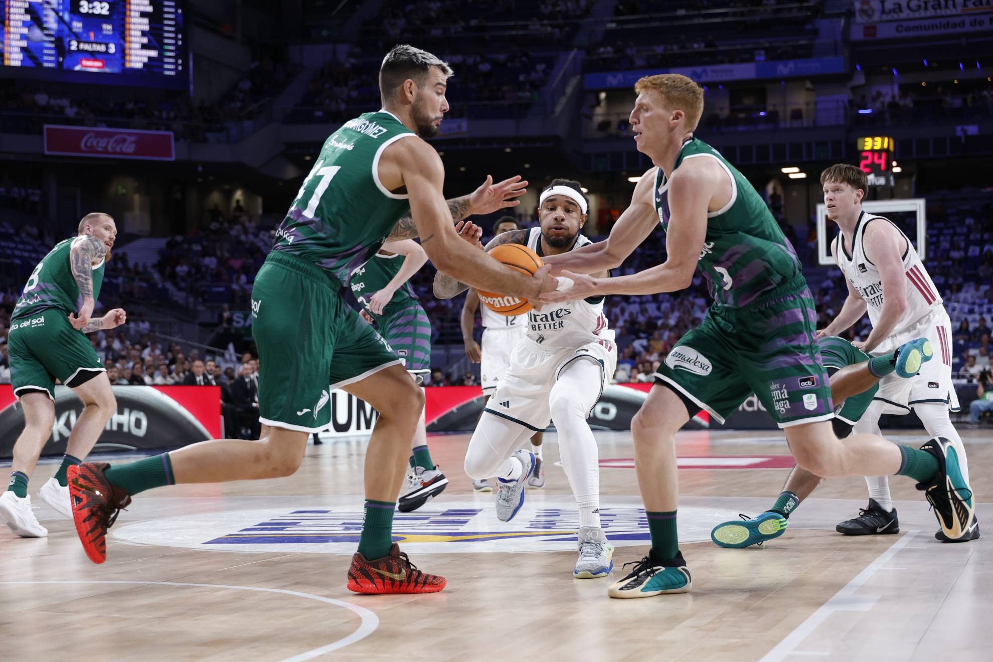 Alberto Díaz y Wily Hernangómez atrapan un rebote en presencia de Chuma Okeke. ACB PHOTO