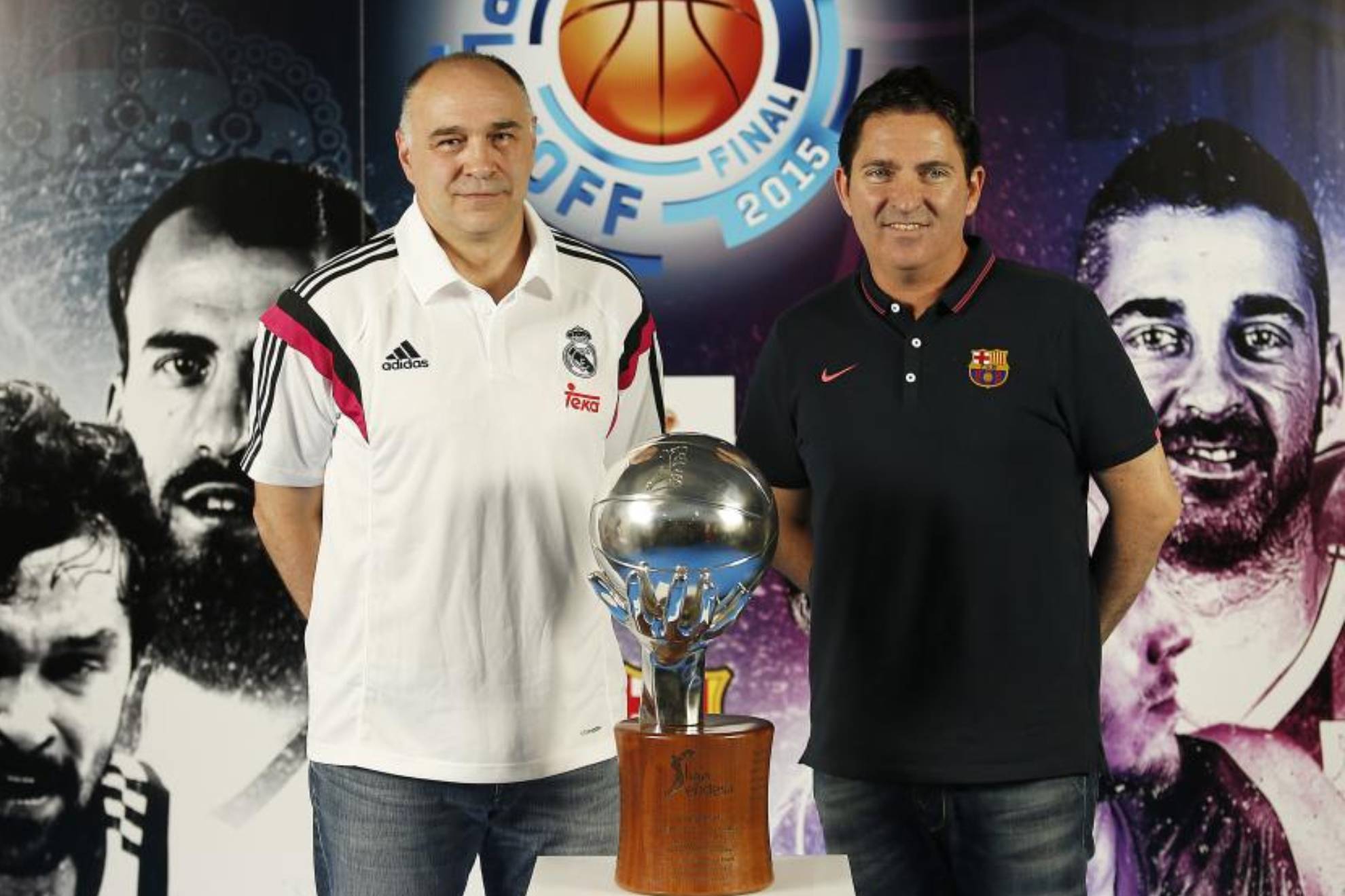 Pablo Laso y Xavi Pascualm posan con el trofeo de la Liga Endesa antes de una final. PABLOGARCIA