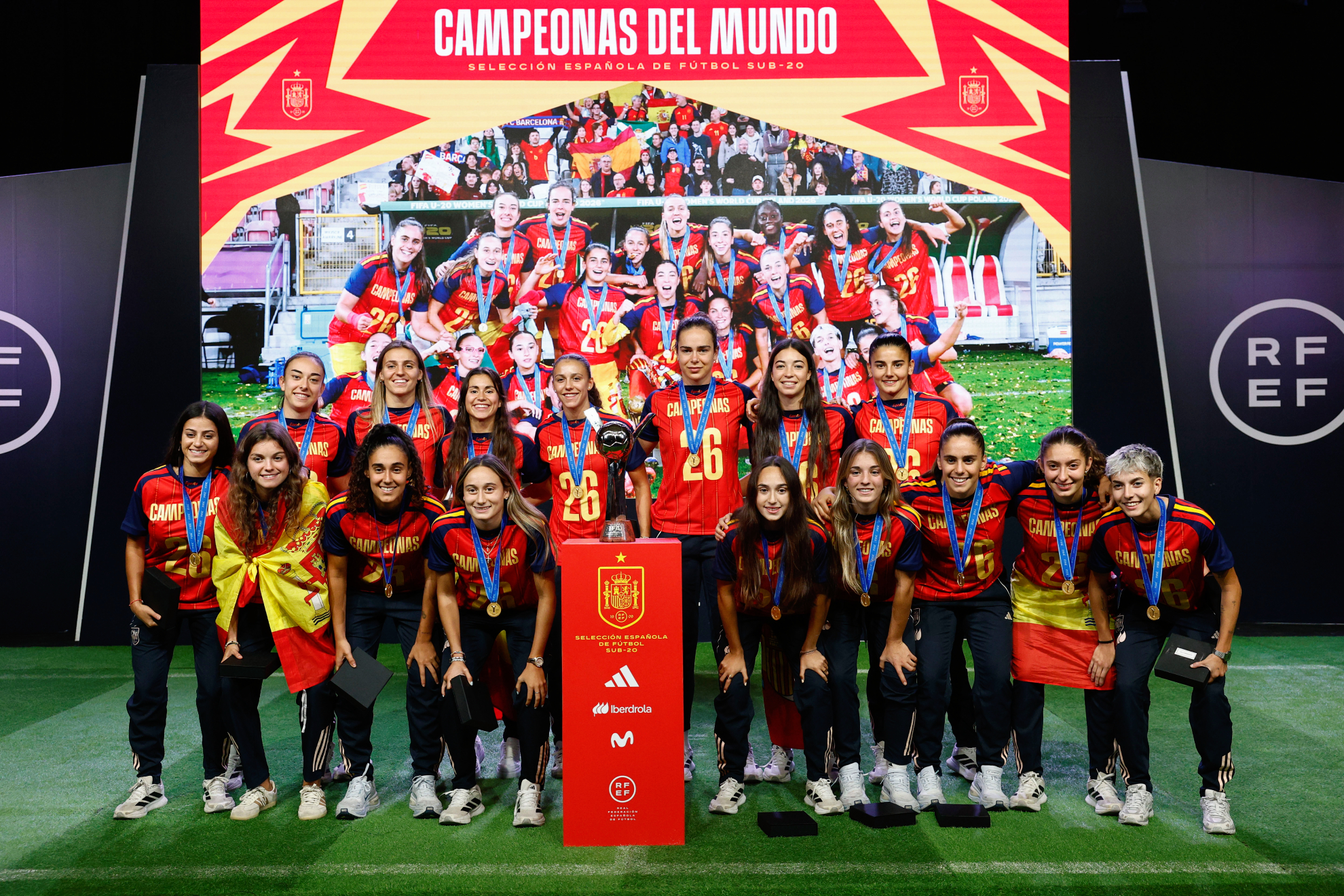 Jugadoras de la selección española femenina sub 20 en el homenaje EFE