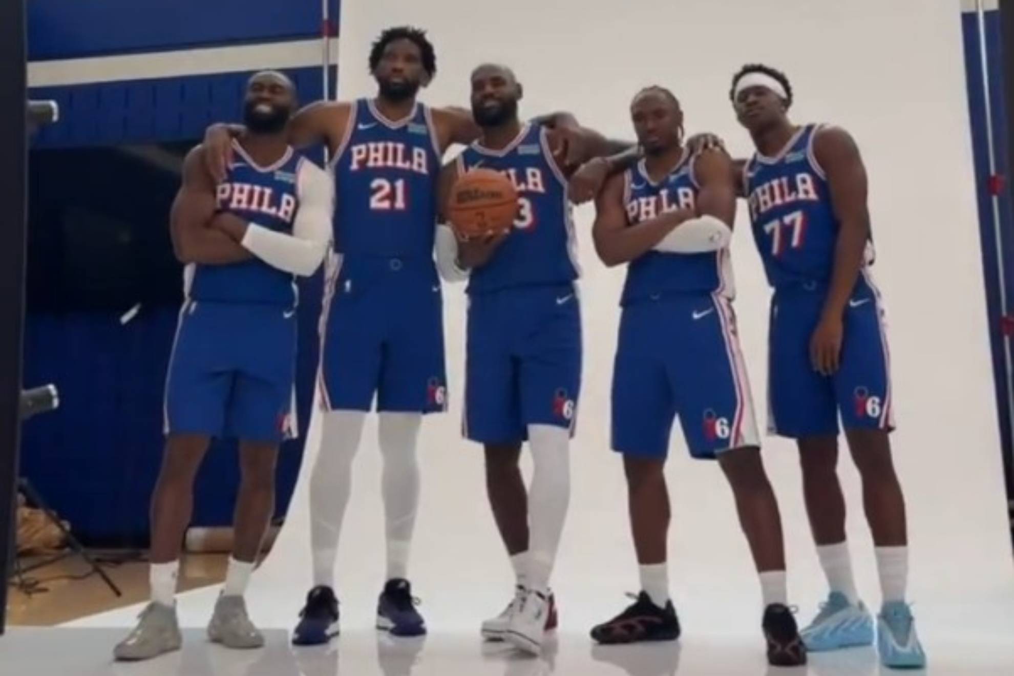 Jaylen Brown, Joel Embiid, LeBron James, Tyrese Maxey y V.J. Edgecombe. .