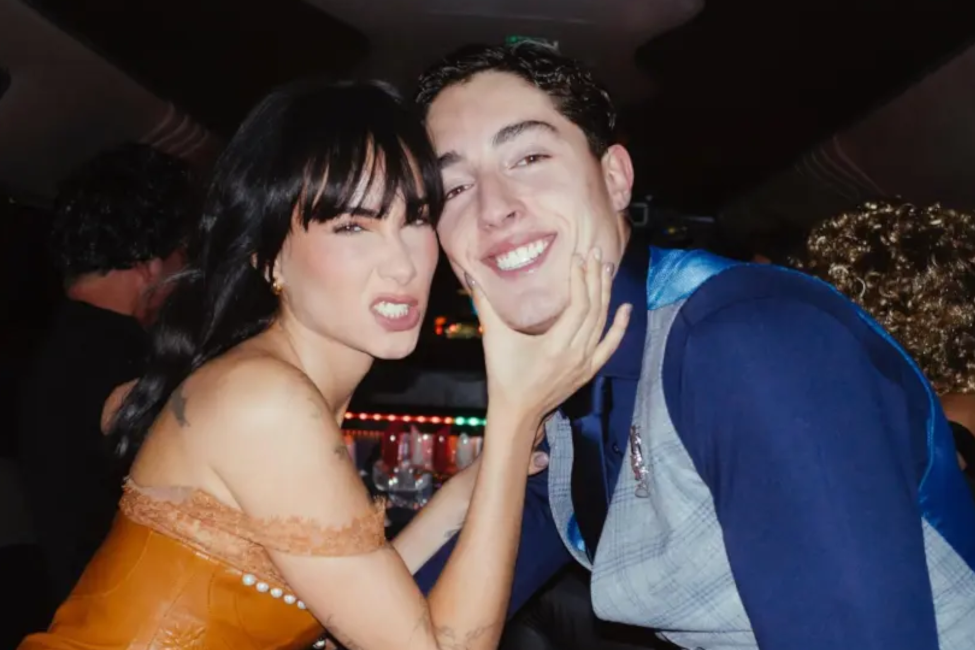 Plex y Aitana en el interior de un vehículo RRSS