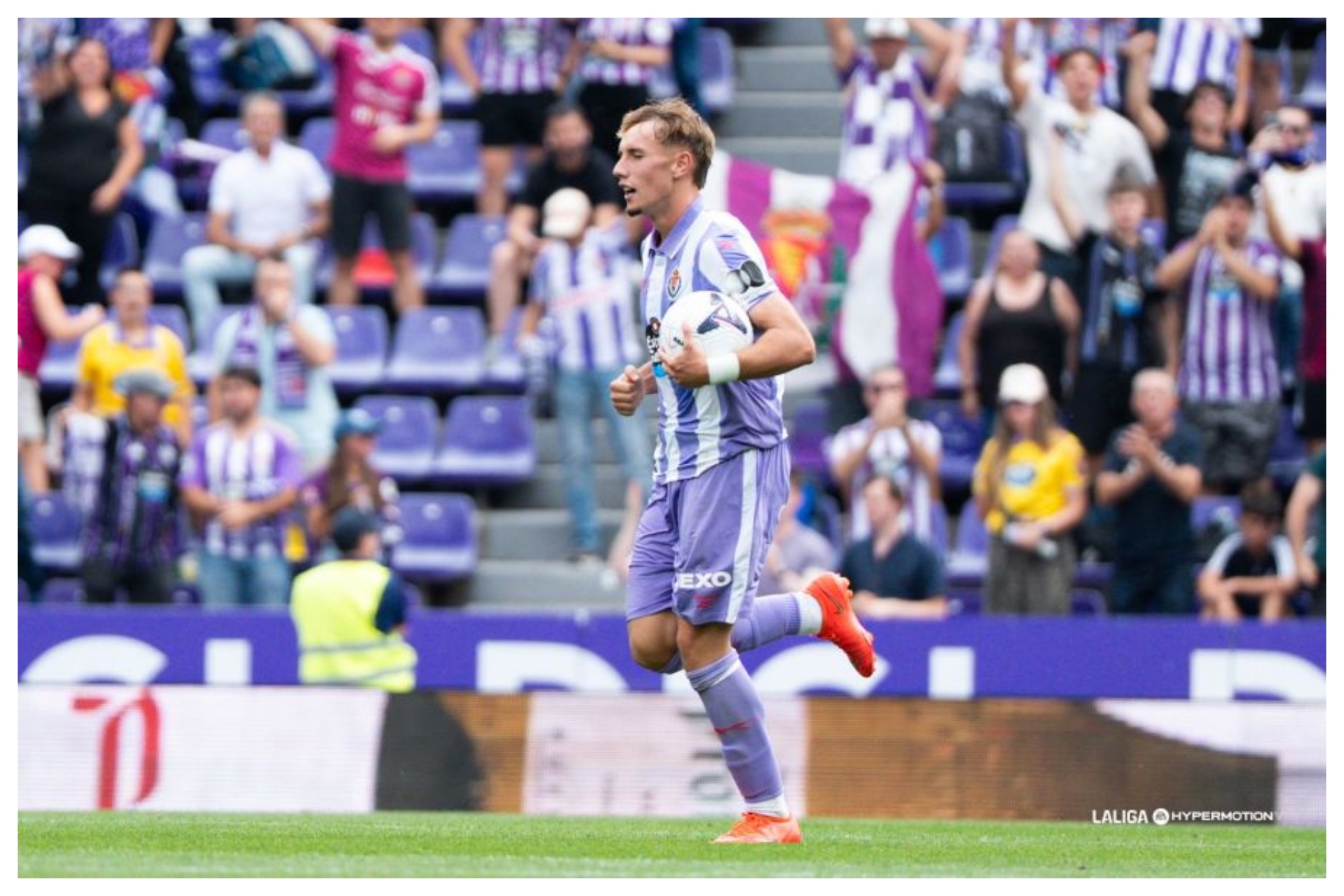 Arnu, con el balón tras marcar el gol del empate ante el Córdoba LALIGA
