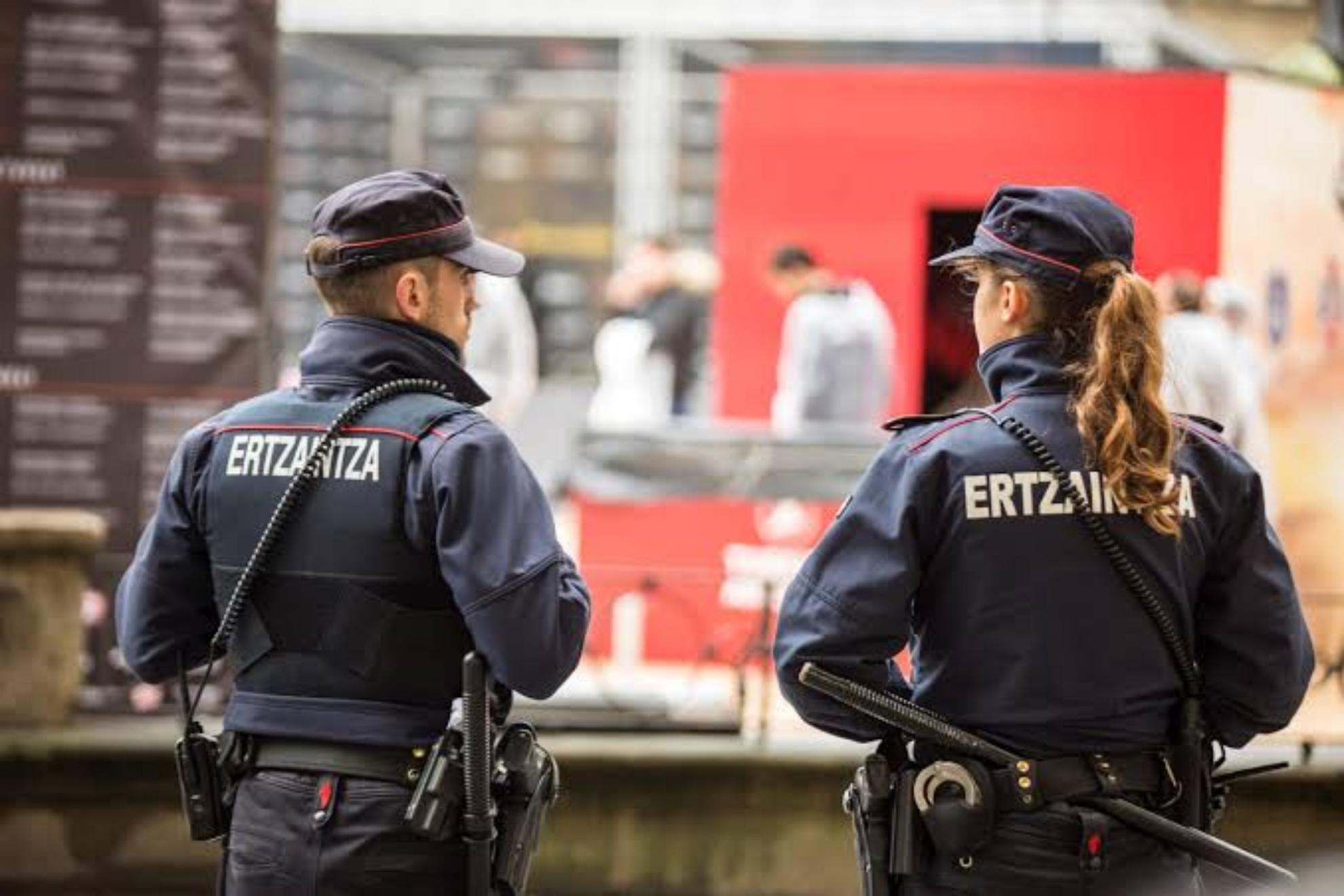 Imagen de archivo de dos agentes de la Ertzaintza. EFE