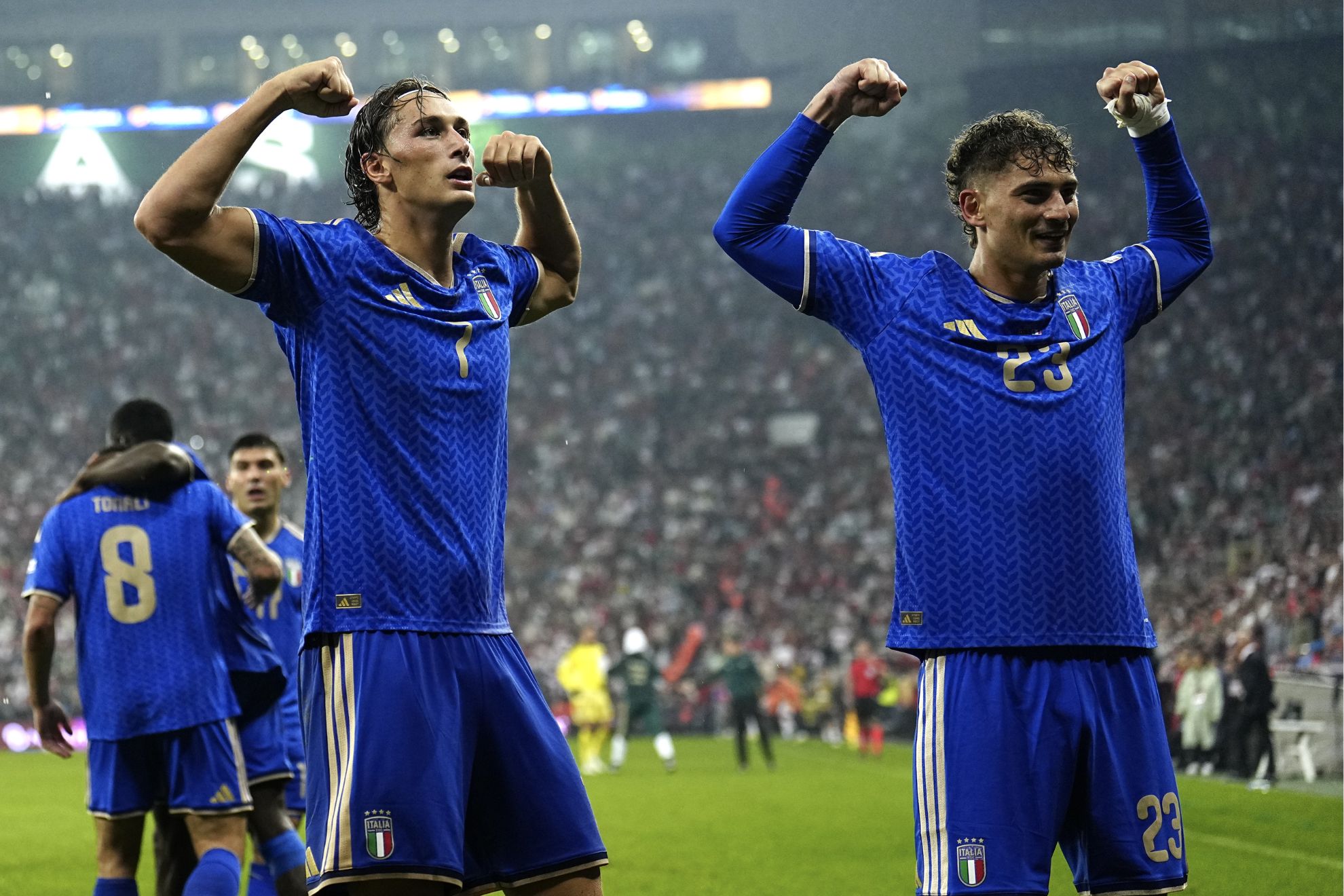 Los hermanos Esposito celebran el gol de Pio contra Turquía
