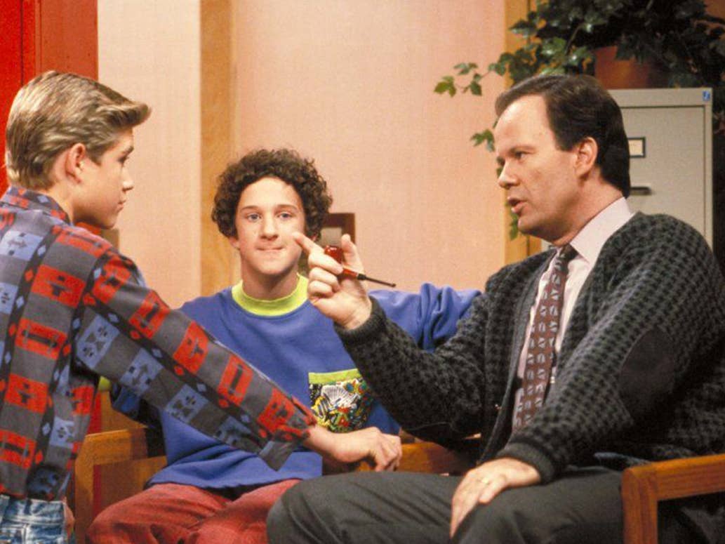 Muere el actor Dennis Haskins, el señor Belding de la serie 'Salvados por  la Campana'