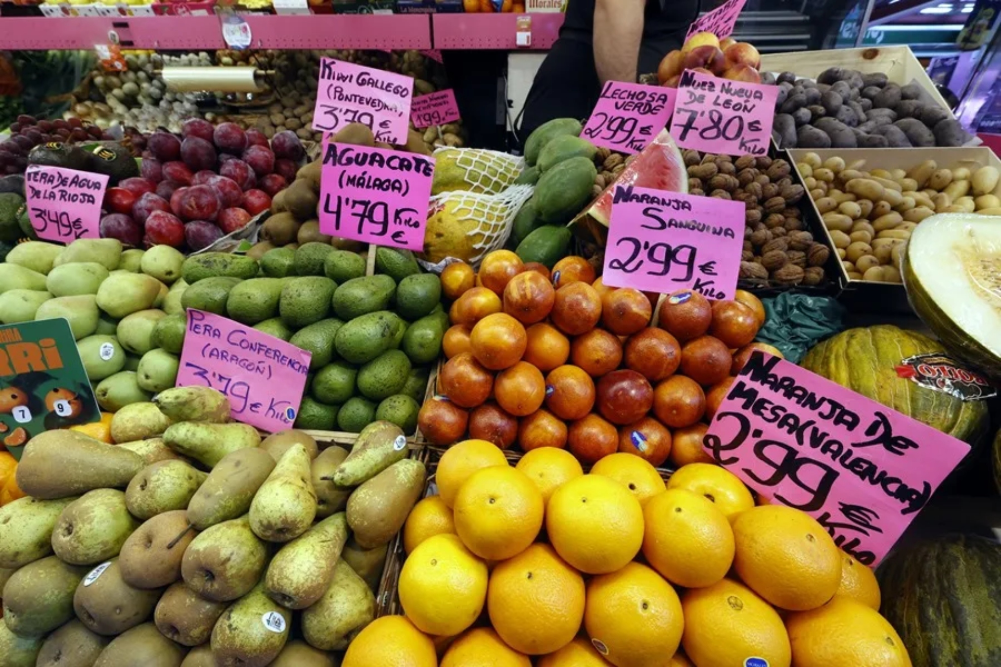 La subida de ciertos productos que encarecen la cesta de la compra especialmente el tomate. EFE