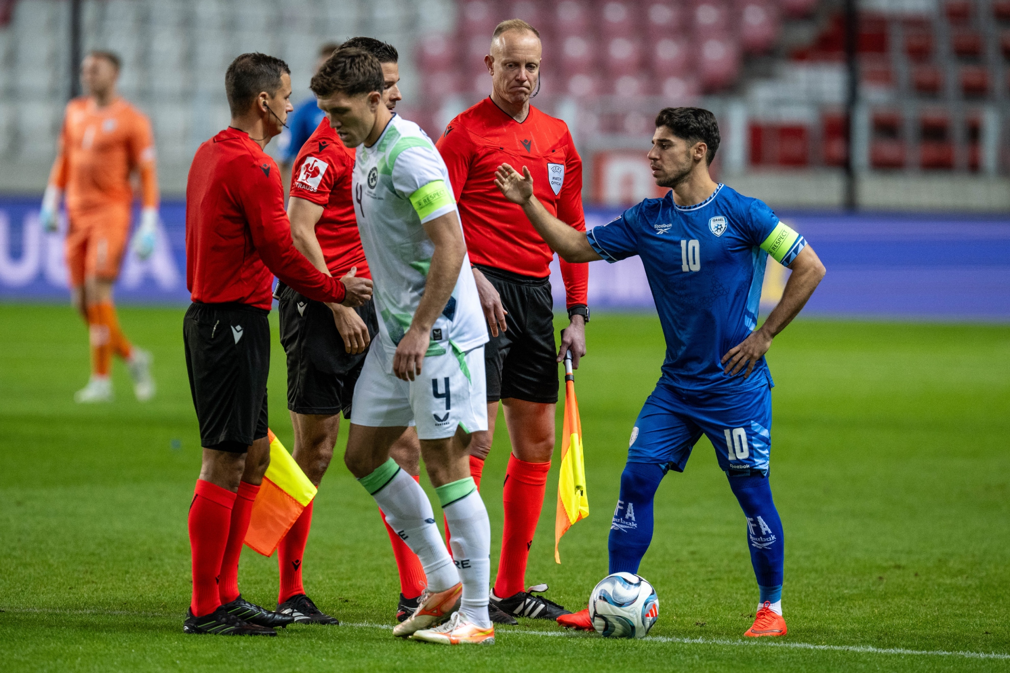 O'Shea, capitán de Irlanda, niega el saludo a Solomon, capitán de Israel, en el sorteo de campos. GETTY