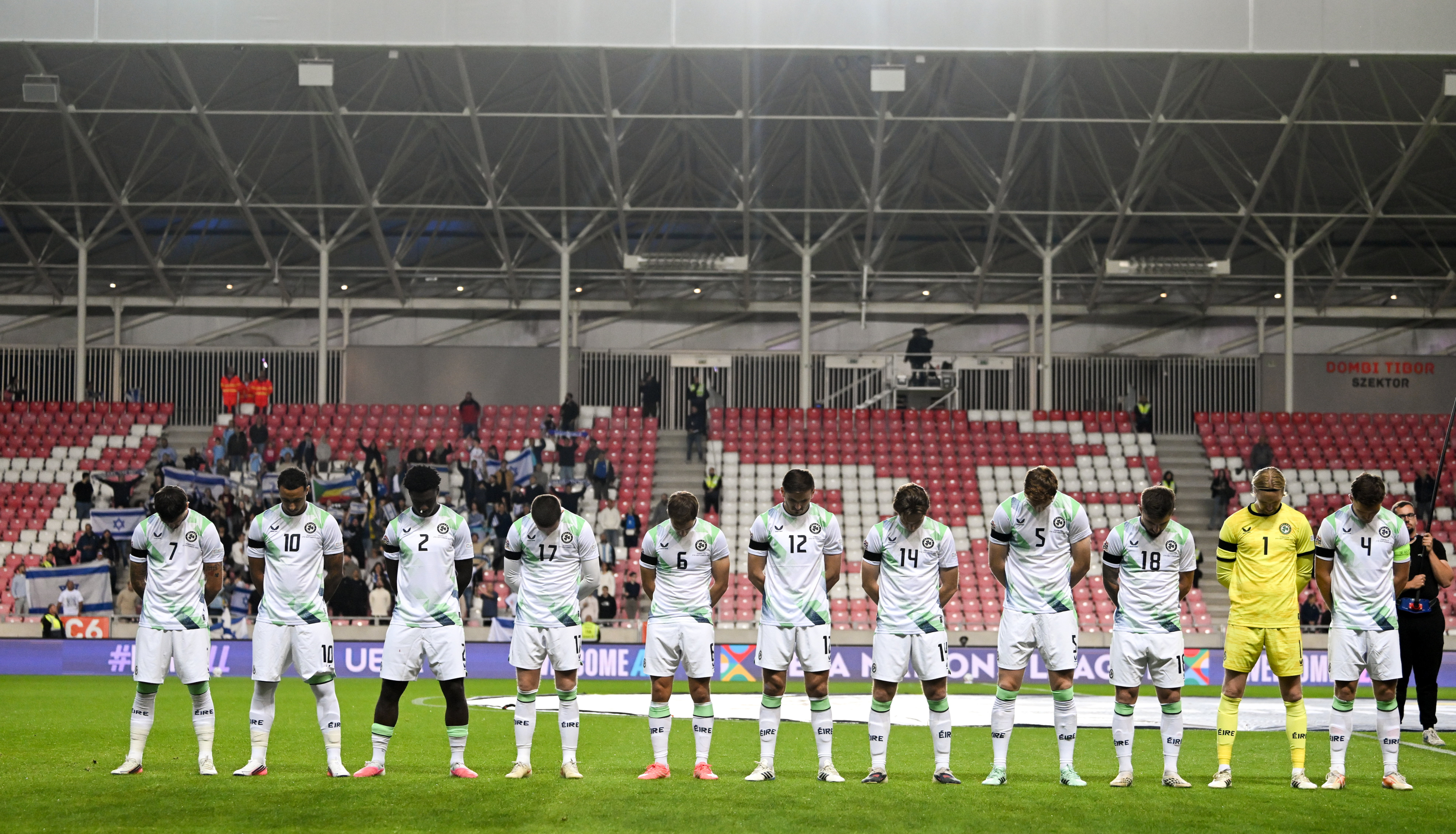 El equipo de Irlanda agacha la cabeza durante el himno de Israel. GETTY