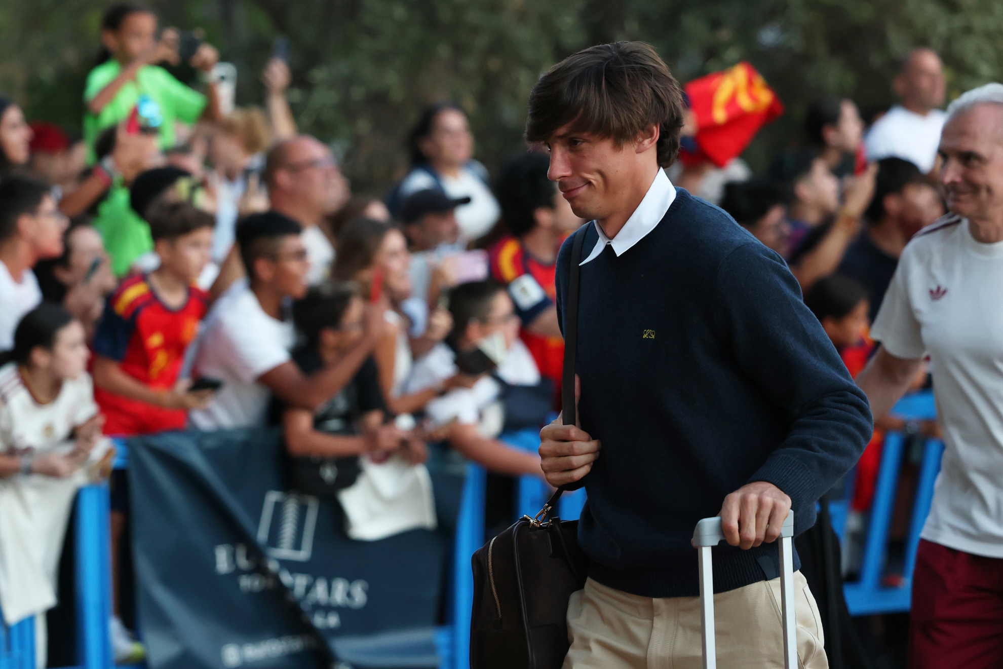 Le Normand, en la llegada de la selección a su hotel en Sevilla. CHEMA REY