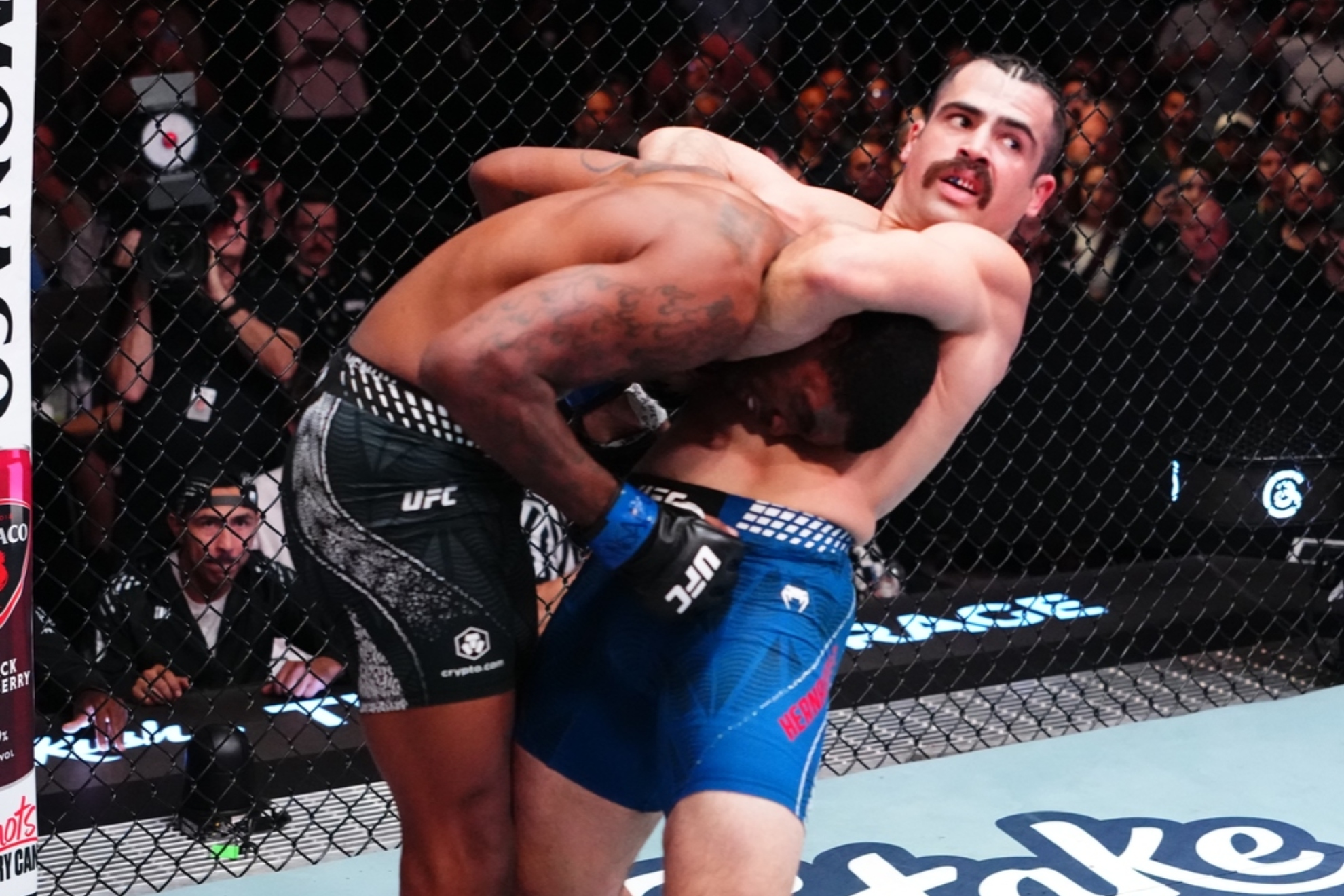Luis Hernandez sometiendo a Sedriques Dumas. UFC.