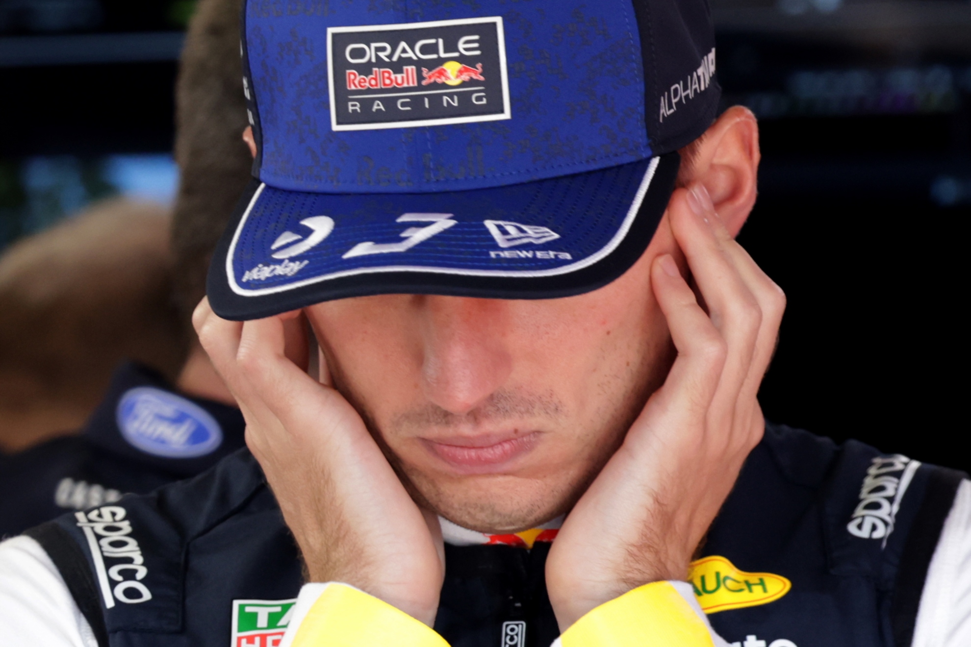 Max Verstappen se tapa los oídos antes de una carrera.