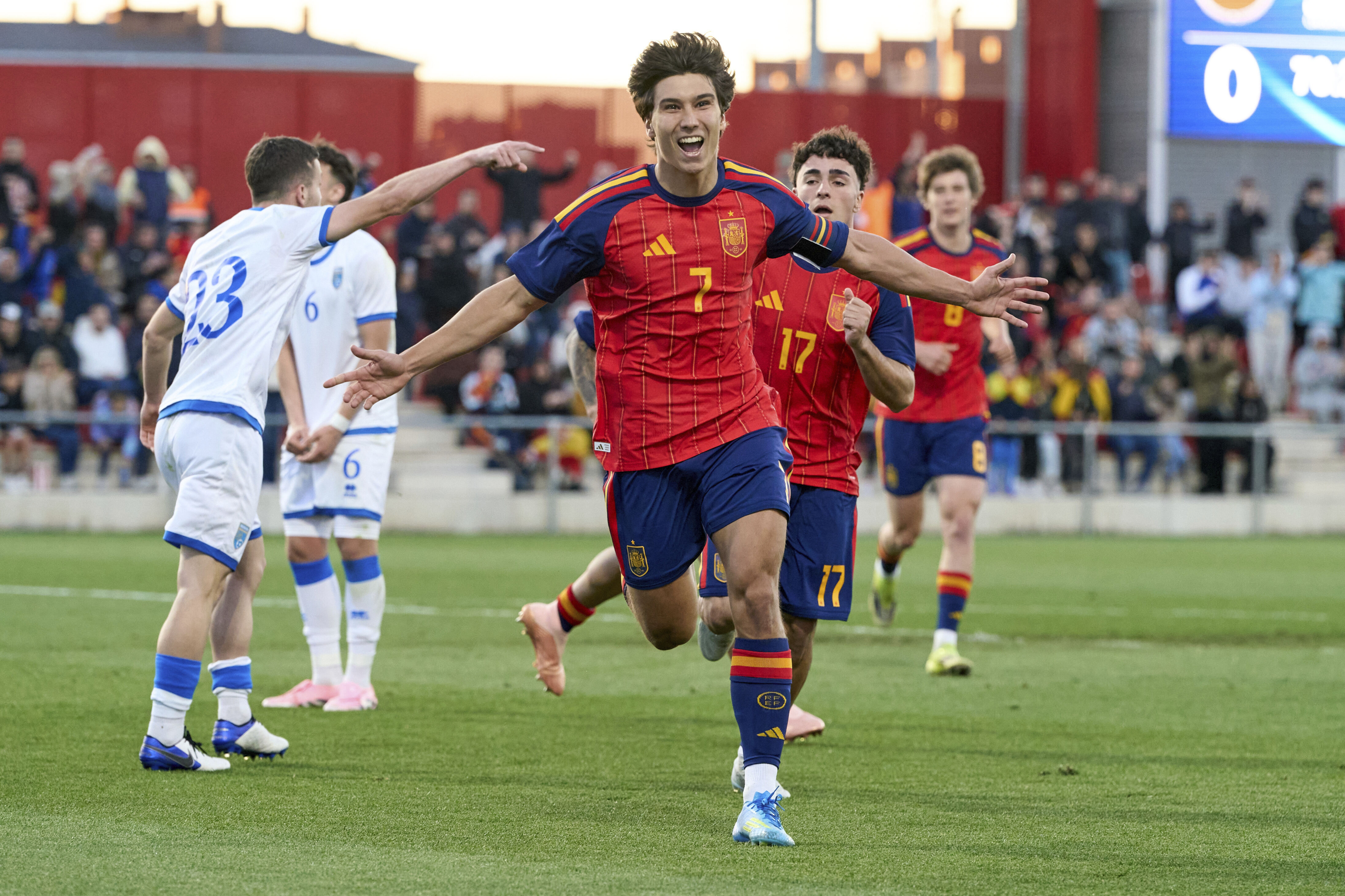 Gonzalo celebra un gol con la selección sub21. RFEF
