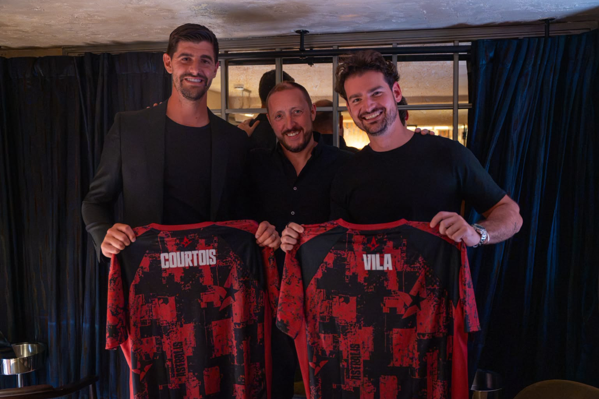 De izquierda a derecha: Thibaut Courtois, Jonas Gundersen (dueño y fundador de Fusion Esports Group) y Gonzalo Vila, durante la presentación en Madrid. Fusion Esports Group