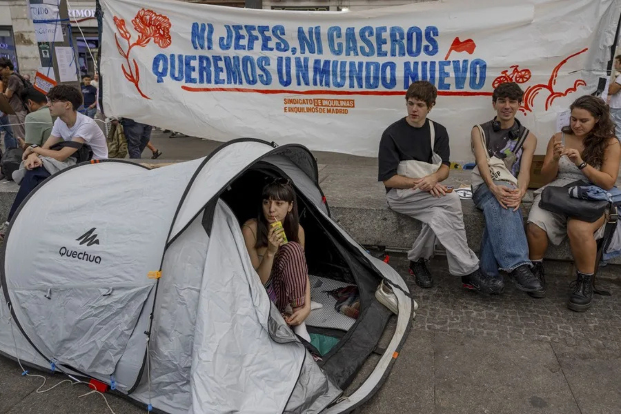 Vista del ambiente este lunes en la acampada en la madrileña Puerta del Sol. EFE/ Daniel González