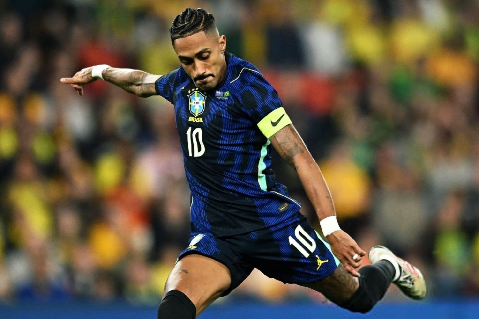 Raphinha, transformando su penalti contra Australia