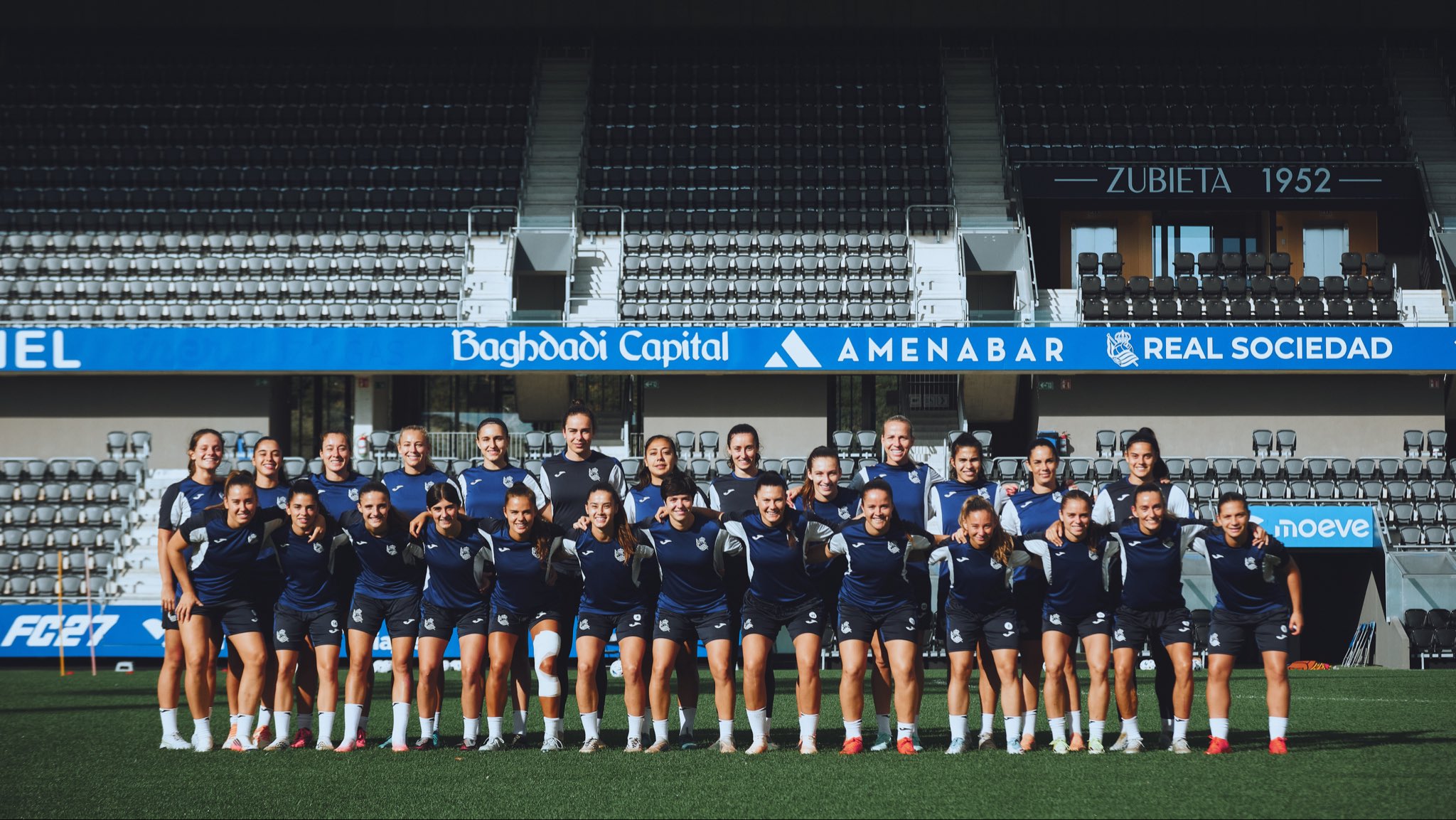 Las jugadoras de la Real Sociedad posan antes del partido ante el Hearts Real Sociedad