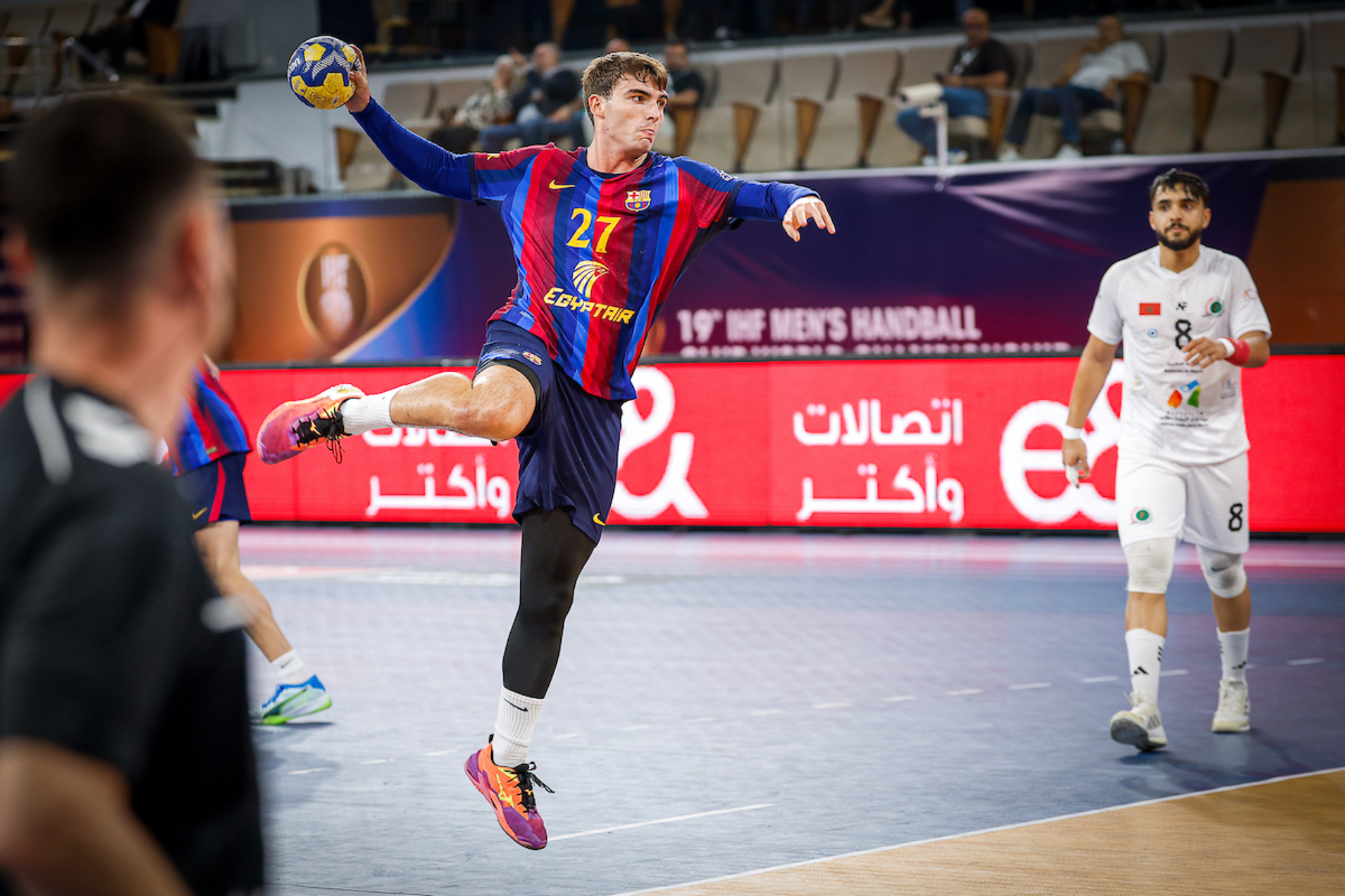El pivote del Barça Oscar Grau, antes de marcar un gol ante el Montada. IHF