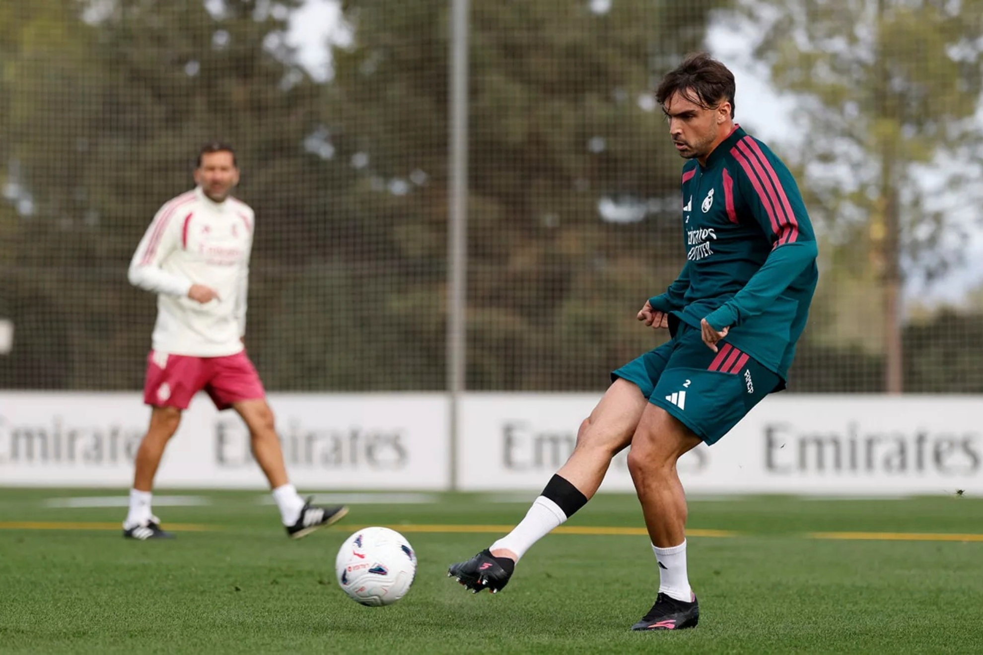 Asencio, luciendo la protección en la tibia derecha en un entrenamiento.