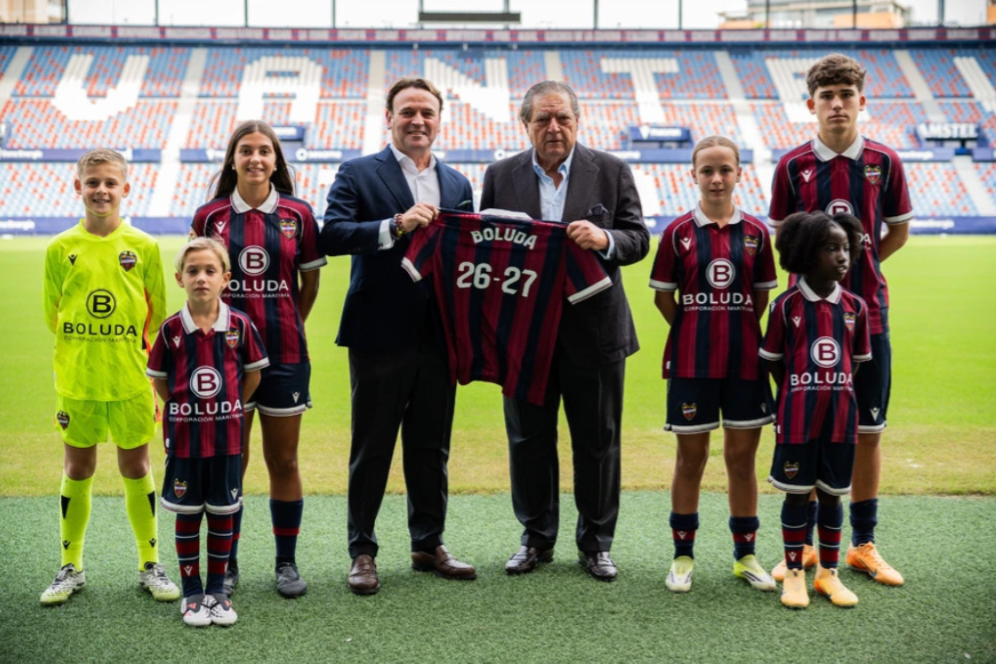 Vicente Boluda, junto a José Danvila, y representantes de la cantera del Levante. LEVANTE UD