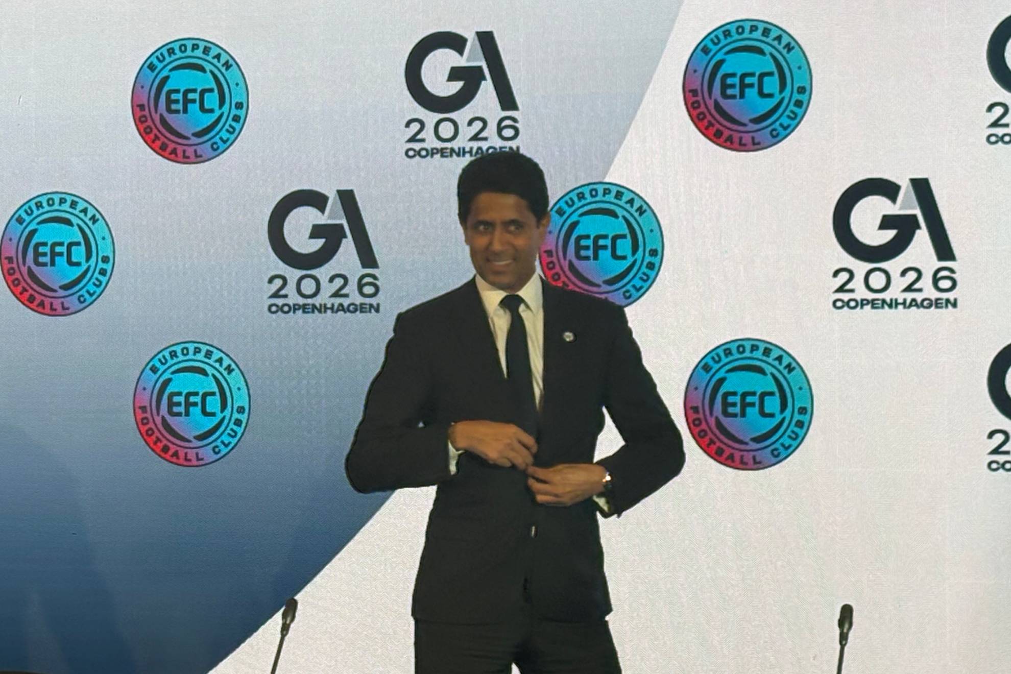 Nasser al Khelaifi, tras la rueda de prensa en la Asamblea de la EFC. PABLO POLO