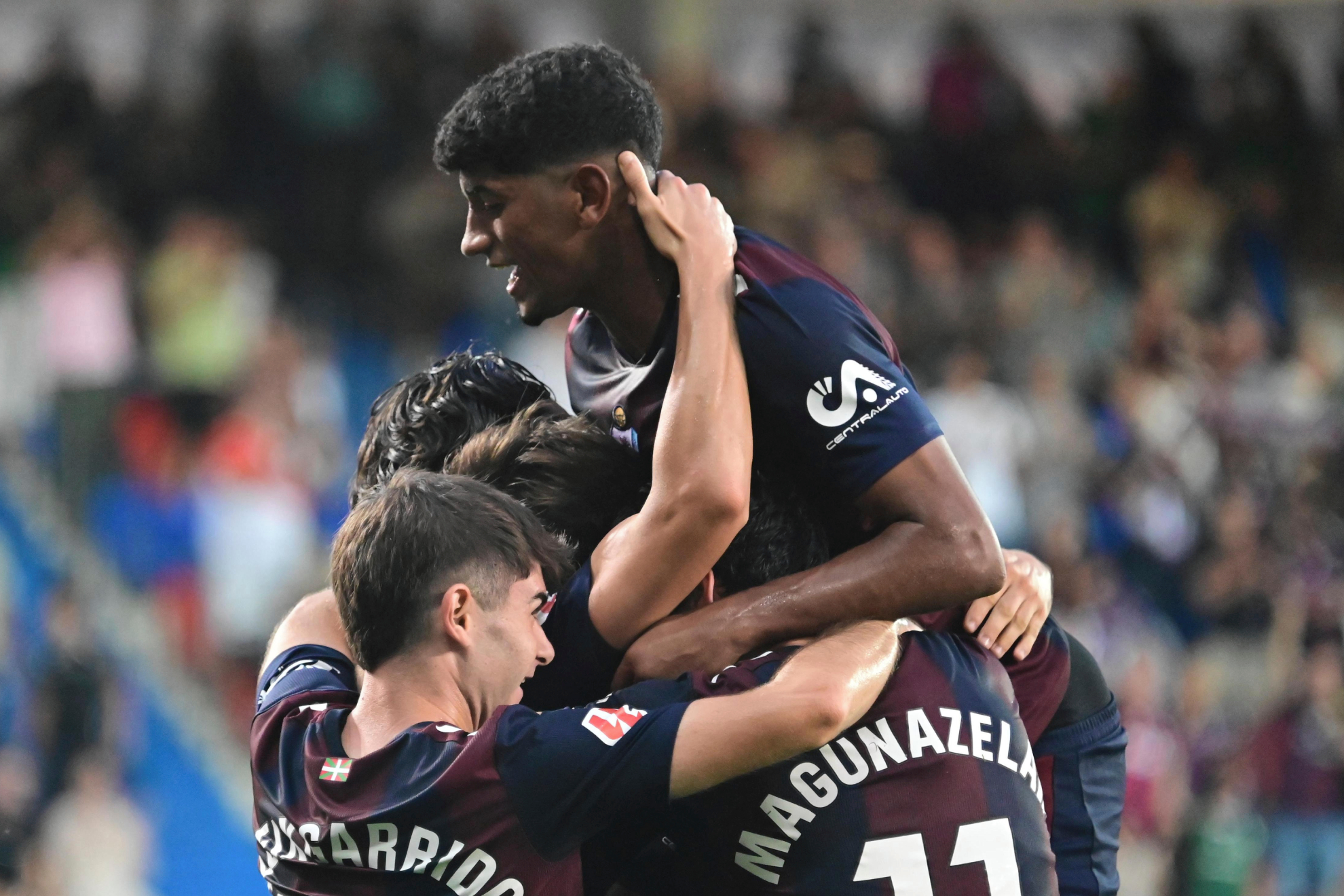 Los jugadores del Eibar hacen piña para celebrar un gol a la UD Las Palmas. LALIGA