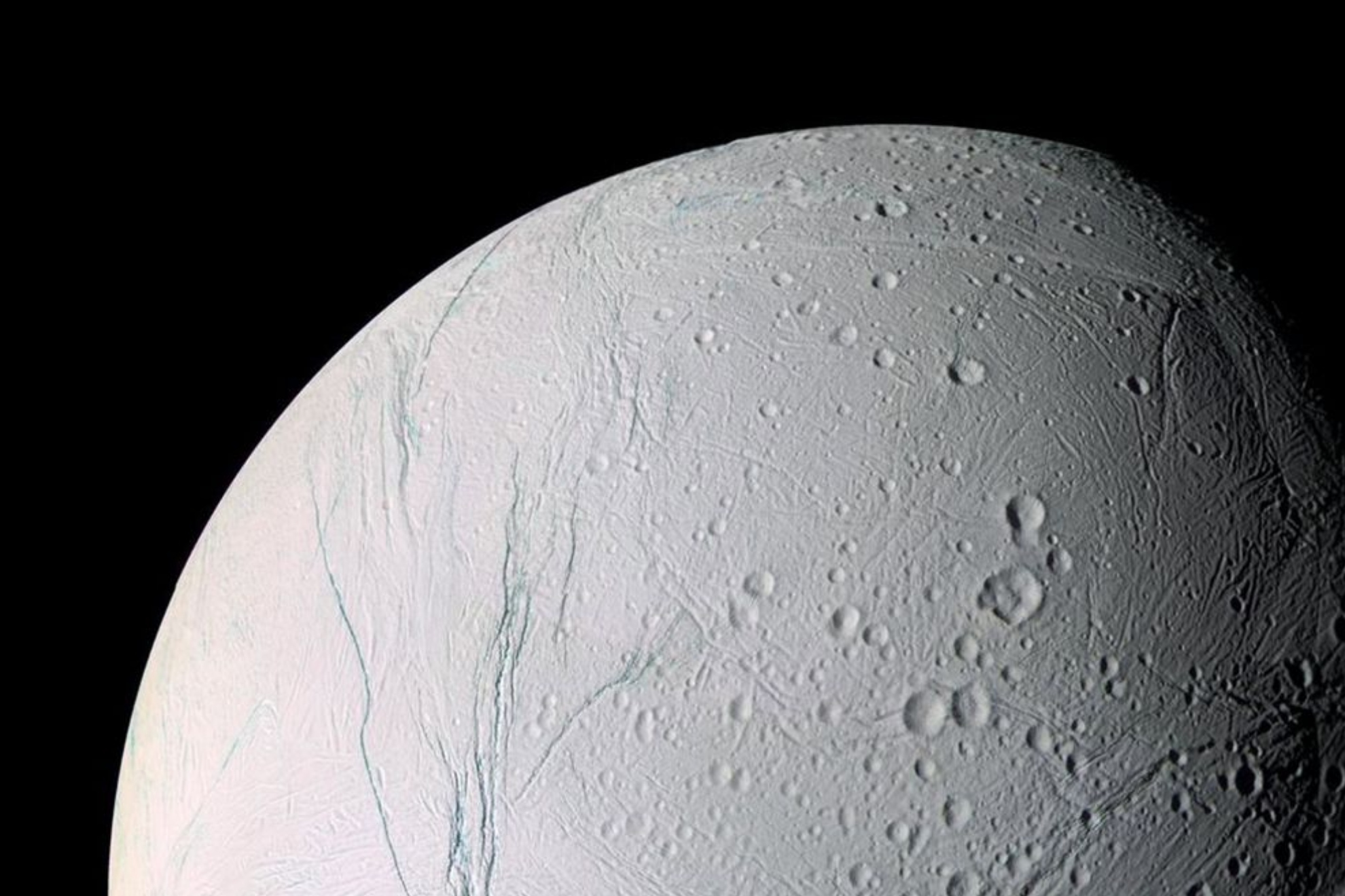 Las extrañas columnas de hielo de Encélado, la luna de Saturno, facilitarán la búsqueda de vida en su océano oculto