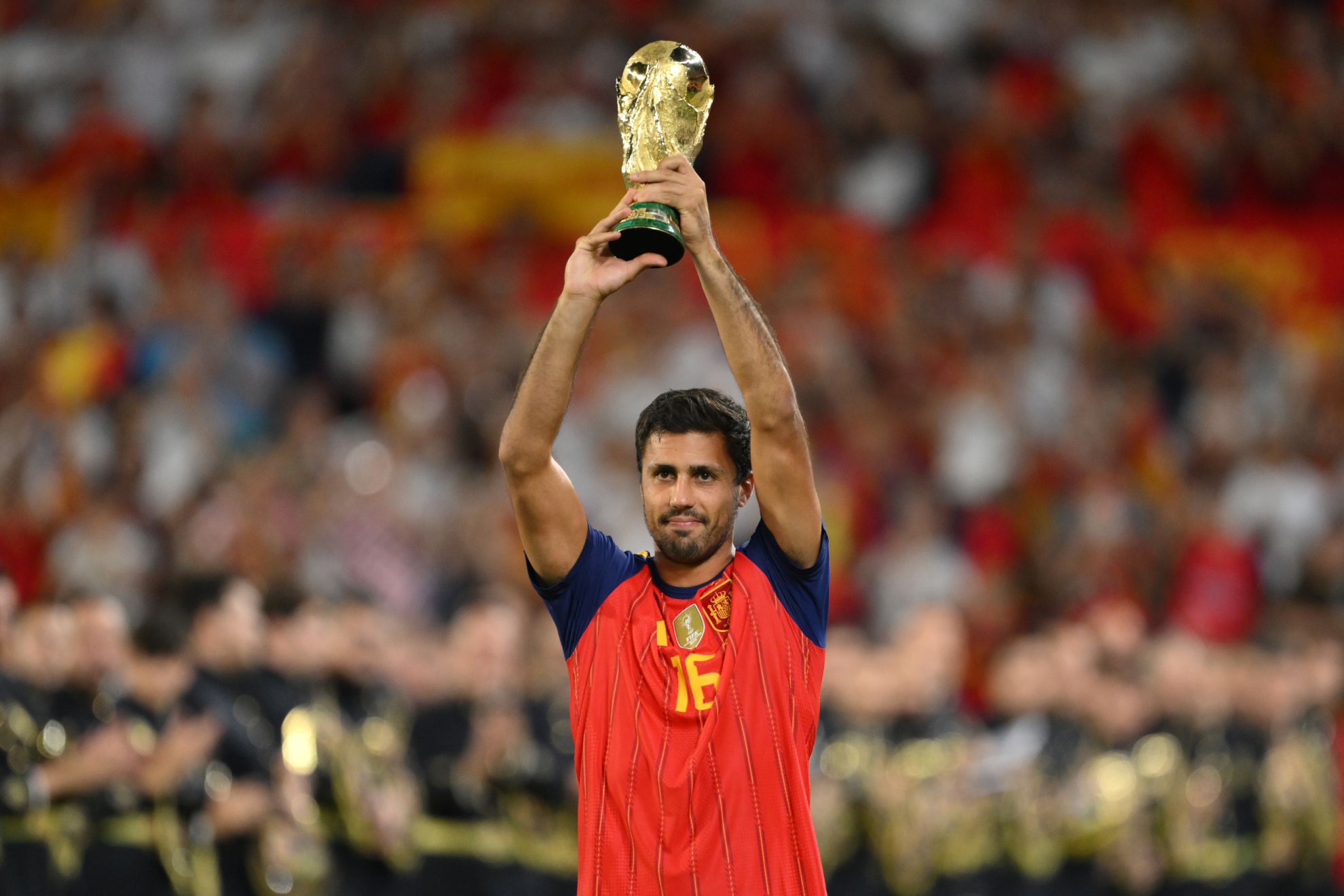 Rodri, ofreciendo el trofeo de la Copa del Mundo antes del España-Croacia en el Pizjuán. GETTY