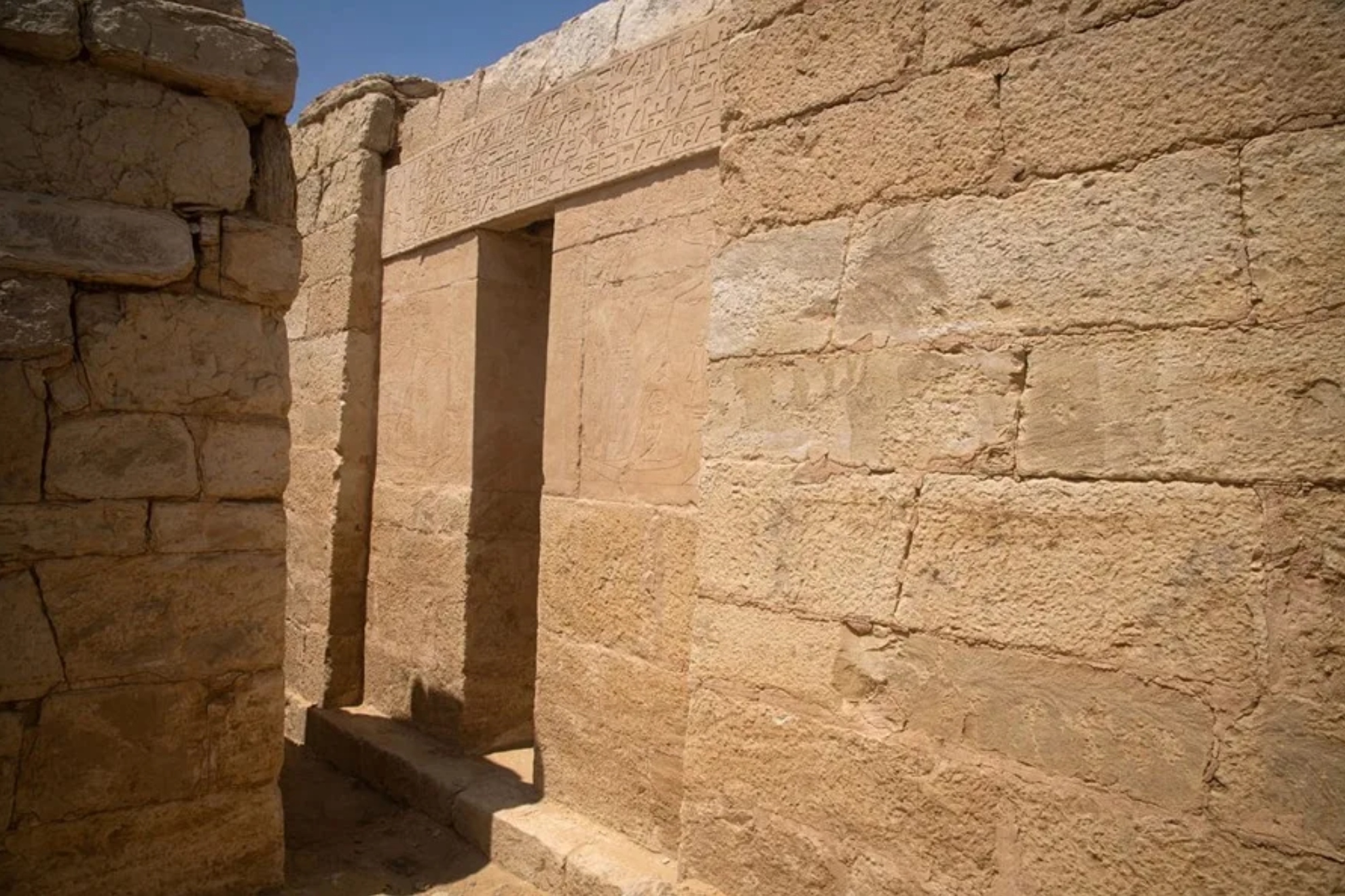 Arqueólogos encuentran en Egipto una tumba de 1.700 años de antigüedad con un poema en griego EFE