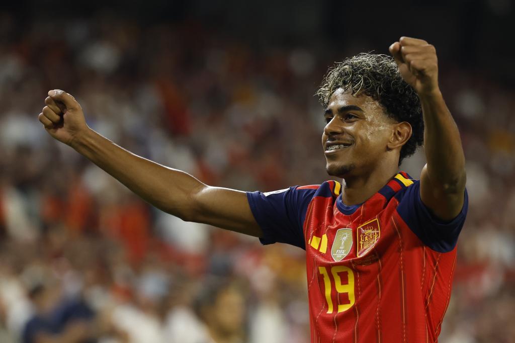 SEVILLA, 29/09/2026.- El delantero de la selección española Lamine Yamal celebra tras marcar el 3-1, durante el partido de la segunda jornada de la Liga de Naciones que España y Croacia disputan este martes en el estadio Ramón Sánchez-Pizjuán, en Sevilla. EFE/Julio Muñoz