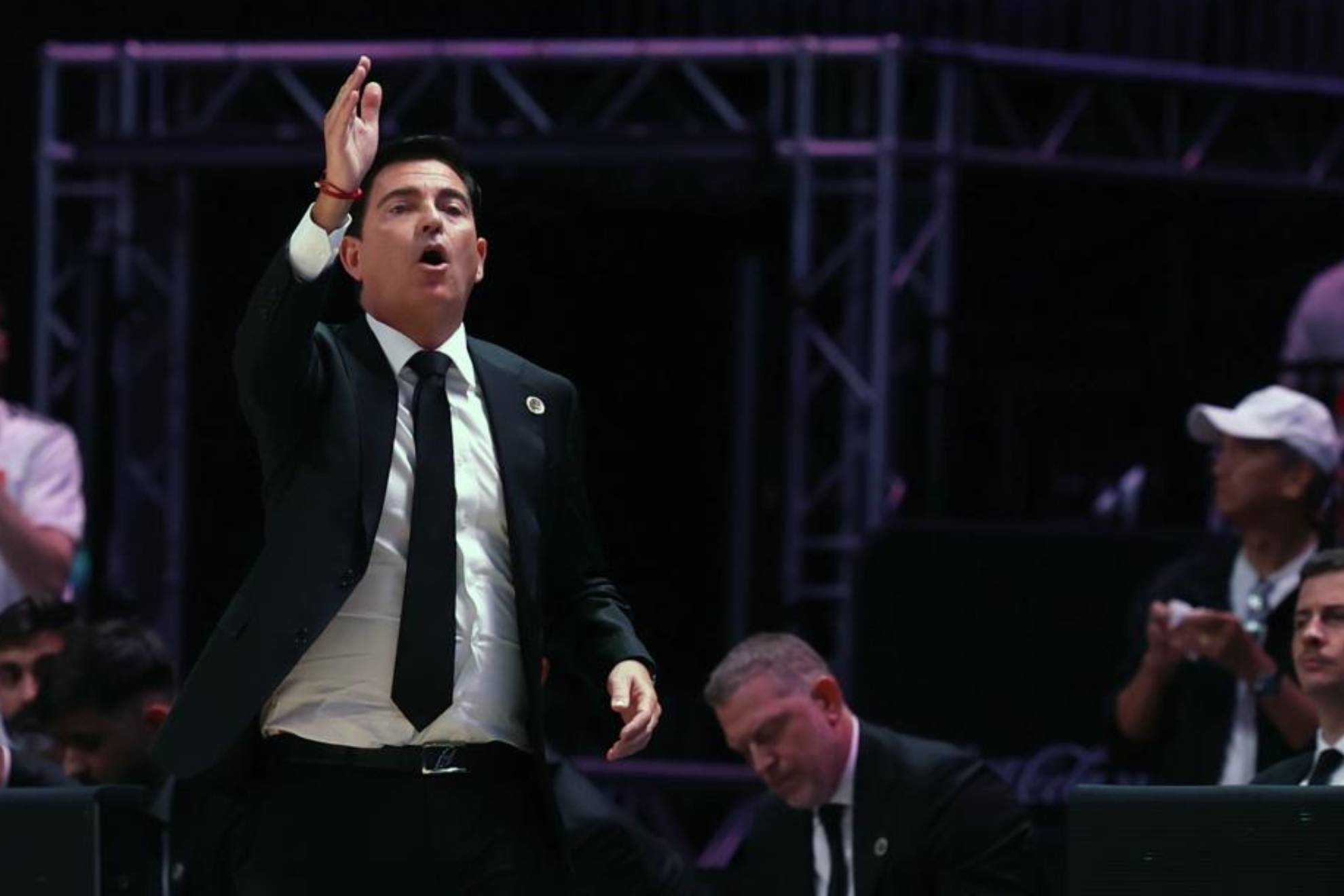 Xavi Pascual hace indicaciones desde la banda. EFE