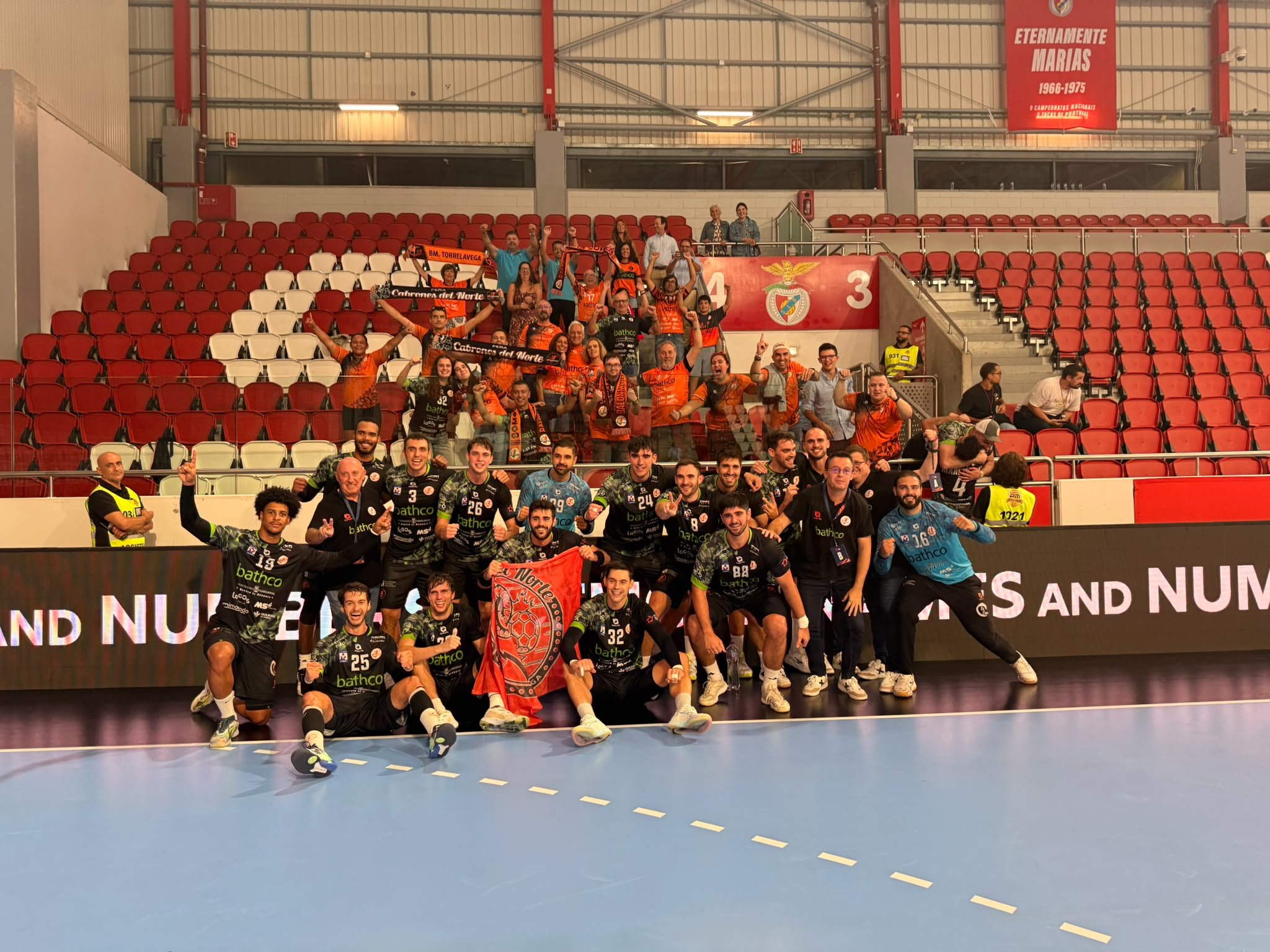 La plantilla del Torrelavega celebra la histórica victoria europea en Lisboa. BM Torrelavega