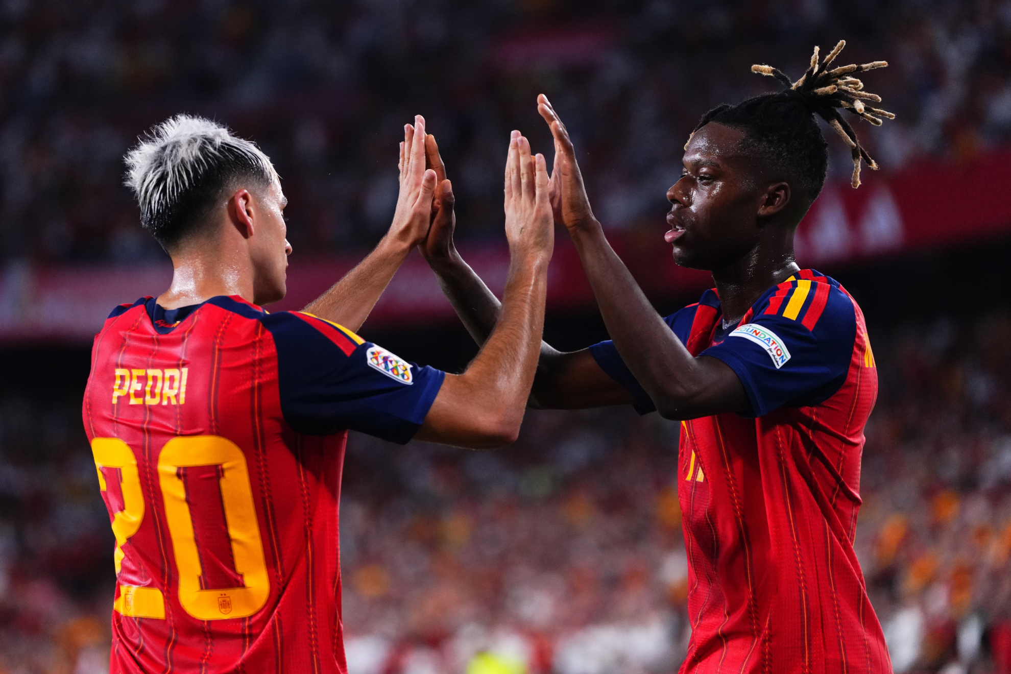 Pedri y Nico Williams, suplentes ante Croacia, celebra el gol del delantero del Athletic. LAPRESSE