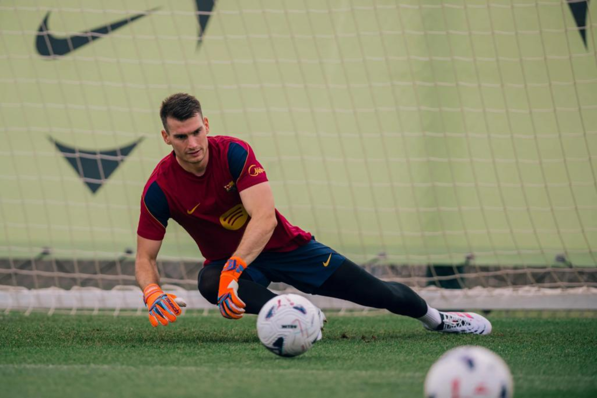 Livakovic, en una sesión con el Barcelona. FC BARCELONA