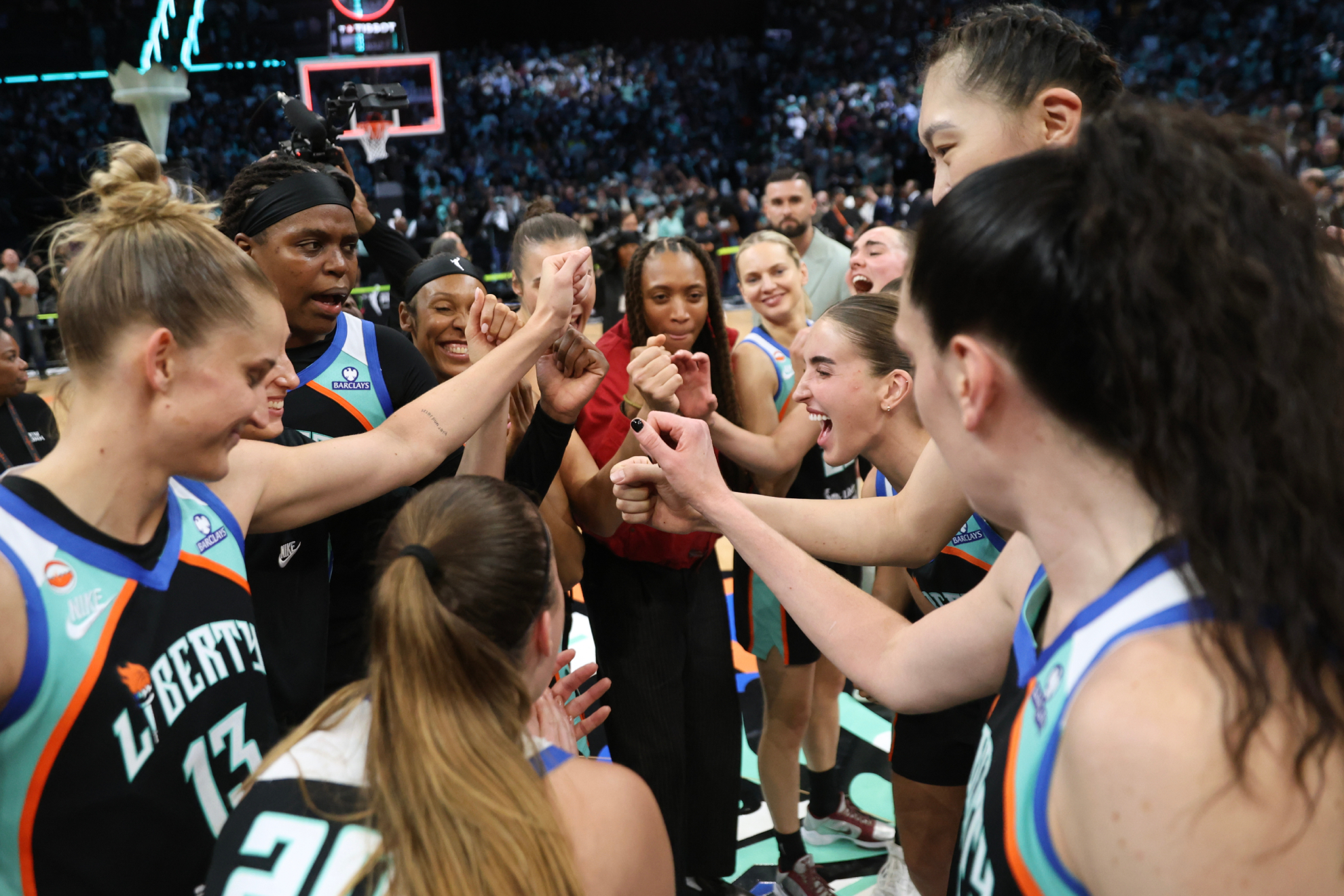 Las jugadoras de las Liberty celebran el pase. EFE