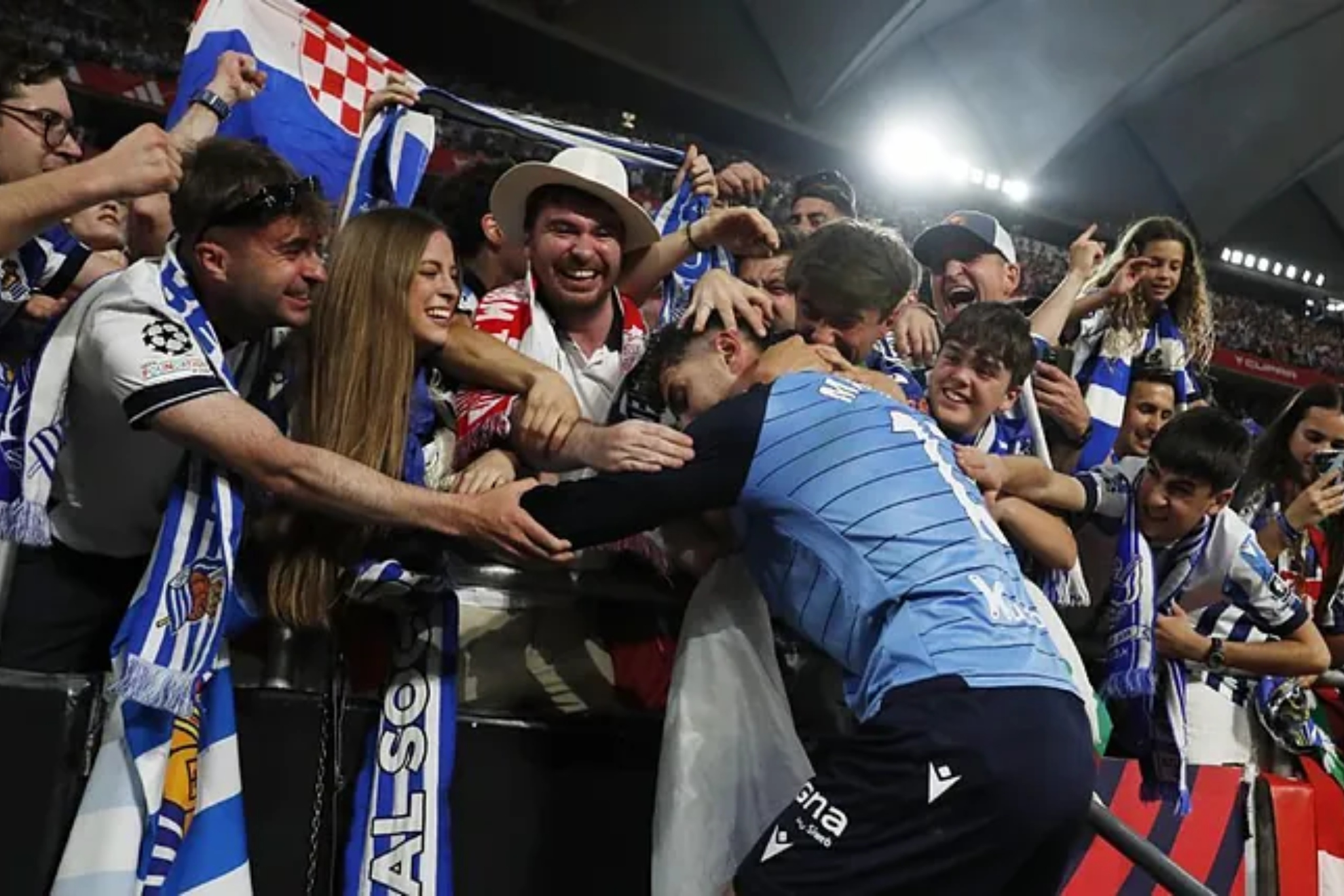 Marrero es abrazado por aficionados de la Real, tras ganar la Copa y ser el héroe. Ramón Navarro MARCA